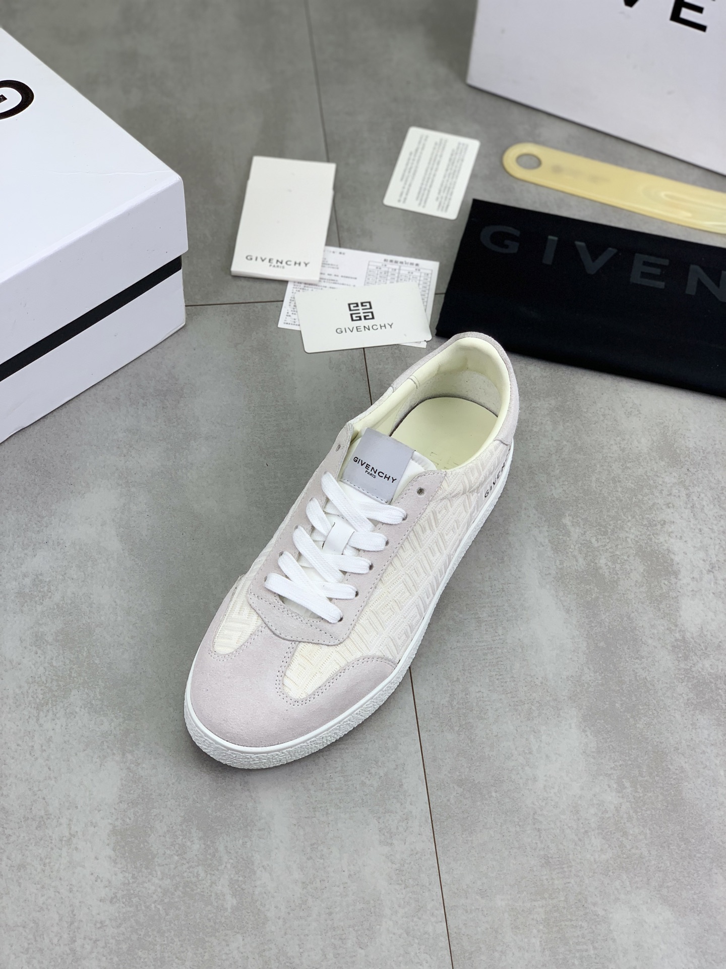 Givenchy Men's Low-Top Sneakers in Calfskin Leather - Fashionable and Comfortable 5 i1745768636897 4424 0 3