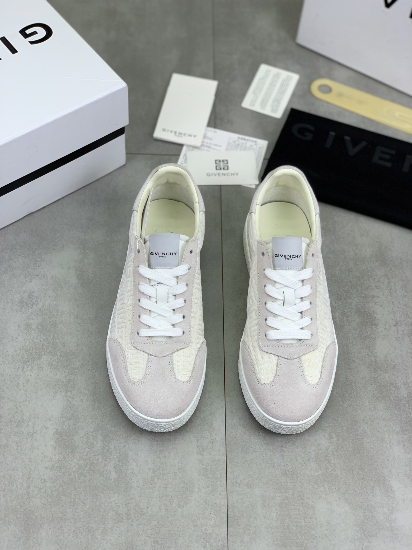 Givenchy Men's Low-Top Sneakers in Calfskin Leather - Fashionable and Comfortable 3 i1745768636953 6170 0 1