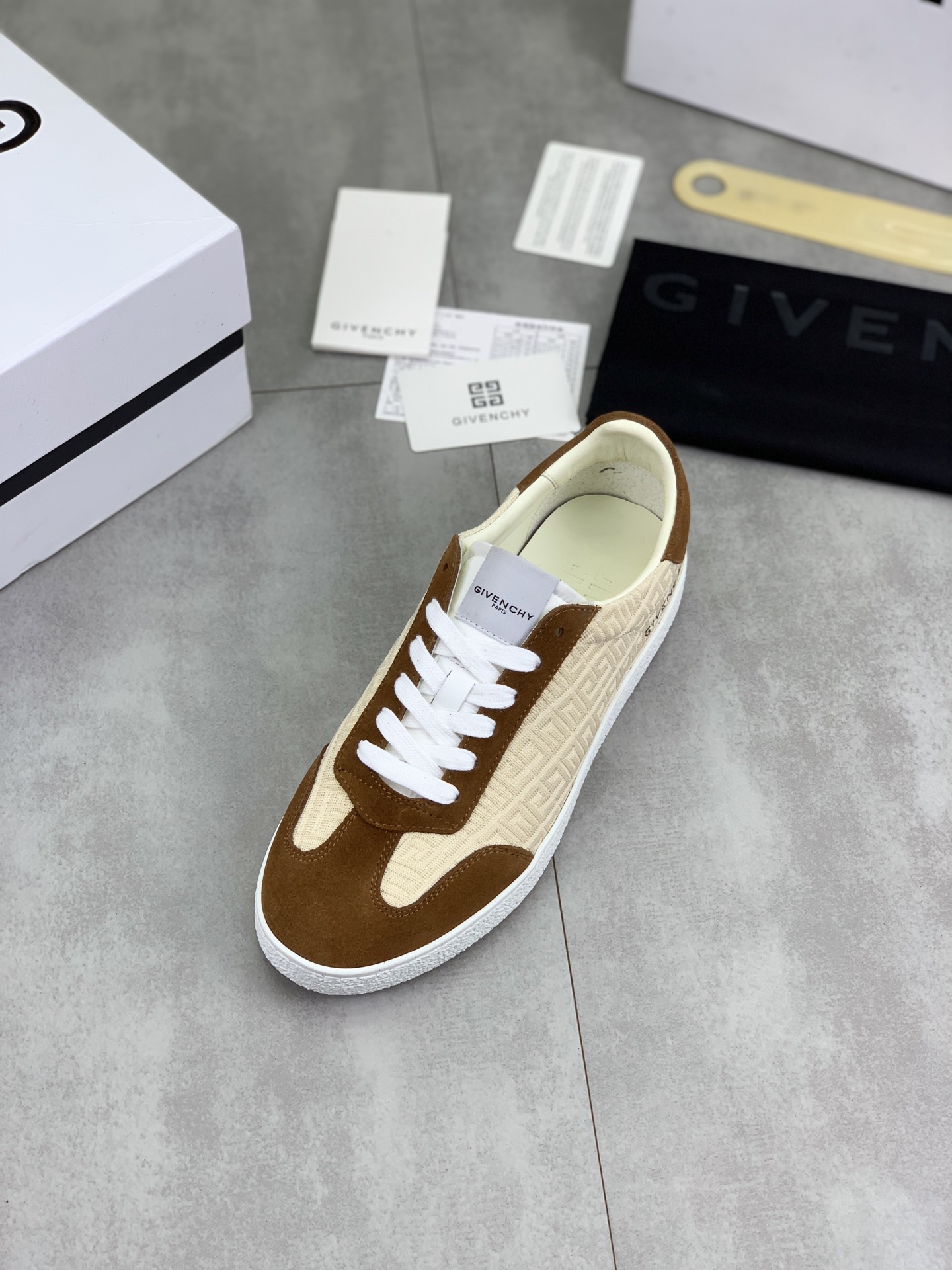 Givenchy Low-Top Lace-Up Sneakers in Calfskin Leather - Stylish & Comfortable 5 i1745768767182 865 0 3