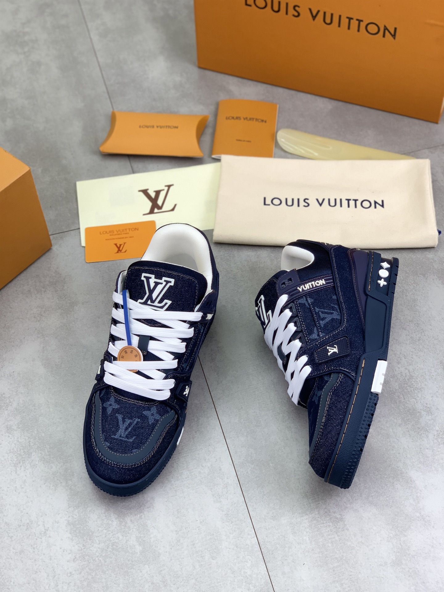 Louis Vuitton Classic High-Top Sneakers for Men and Women, Multiple Colors 6 i1746807563798 647 0 4