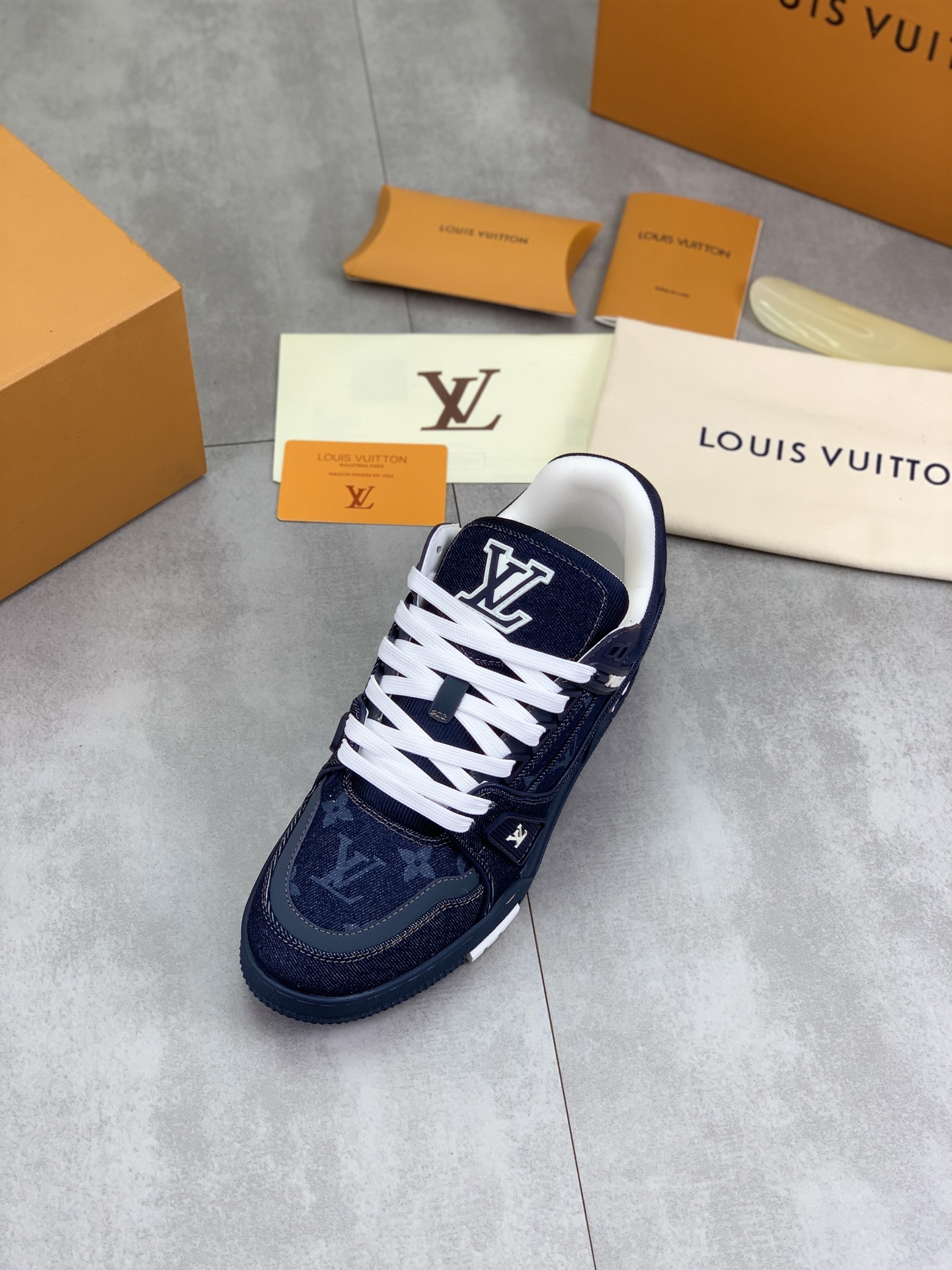 Louis Vuitton Classic High-Top Sneakers for Men and Women, Multiple Colors 5 i1746807563814 9143 0 3