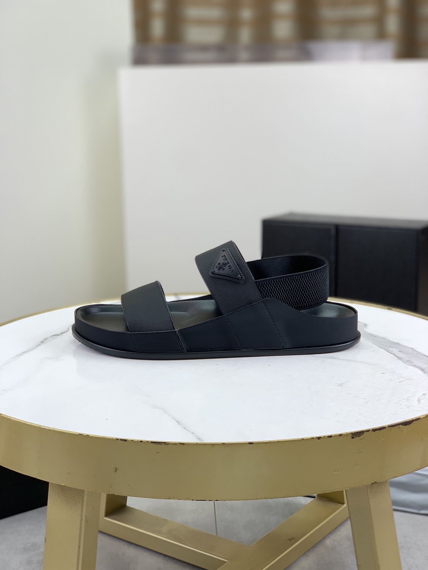 NO:284114,Top version PRADA new casual slippers, original official website, perfectly made to transmit a kind of noble luxury, sublimating its luxury definition in Prada's high-end extraordinary craftsmanship. Original combination of outsole, 39-45 black selection, prada, prada, slippers19860909顶级版本 PRADA 普拉达新款休闲拖鞋,原版官网、完美做透射出一种尊贵奢华,于普拉达高端超凡工艺中升华其奢侈定义.原版组合大底,码数39-45 黑色选,,prada,prada,slippers,Men's shoes