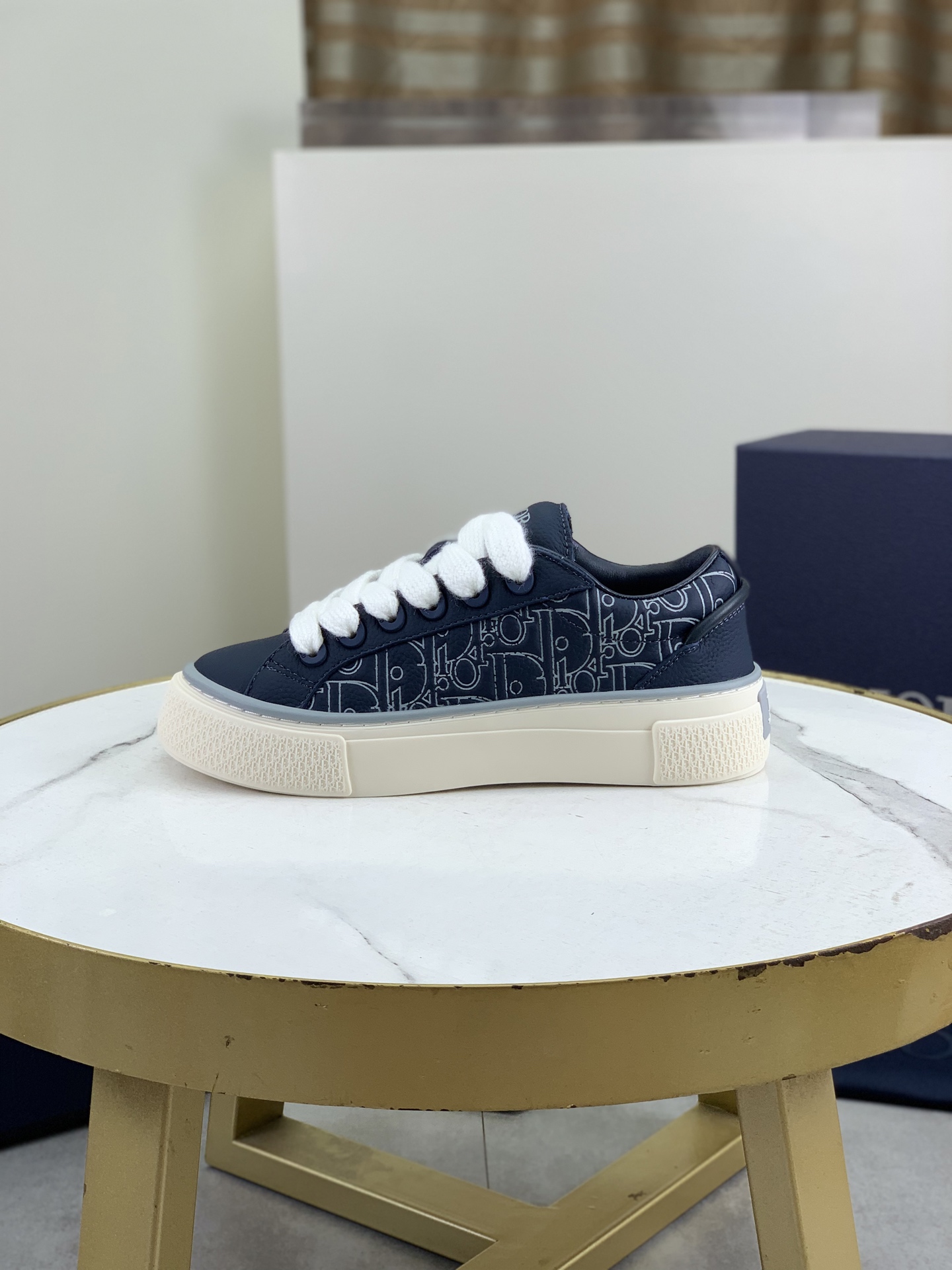 NO:284598,Top version of DIOR B33 couple sneakers, white smooth cowhide and Oblique printed upper, new 2025 model, new interpretation of classic tennis shoes, fashionable silhouette highlights the heavy texture. It is carefully crafted from white smooth cowhide leather, decorated with Oblique print, paired with padded tongue with Dior logo, white mohair wide laces and matte finish tone brass eyelets, unique. Creamy white Oblique printed rubber sole, and contrasting Dior 30 Avenue Montaigne logo on the back to enhance the style, which can add fashionable temperament to the casual look. Full package size 35-45 (46 custom made without return),,dior,dior,sneakers,cowhide19860909顶级版本 DIOR迪奥 B33情侣款运动鞋 白色光滑牛皮和 Oblique 印花鞋面 2025新款,全新演绎经典的网球鞋,时尚廓形突显厚重质感.采用白色光滑牛皮革精心制作,饰以 Oblique 印花,搭配饰以 Dior 标志的加垫鞋舌、白色马海毛宽鞋带和哑光饰面同色调黄铜孔眼,别具一格.奶油白色 Oblique 印花效果橡胶鞋底,后侧饰以对比鲜明的 Dior 30 Avenue Montaigne 标志提升格调,可为休闲造型增添时尚气质.全套包装 码数35-45（46定做不退换）,,dior,dior,sneakers,cowhide,Men's shoes