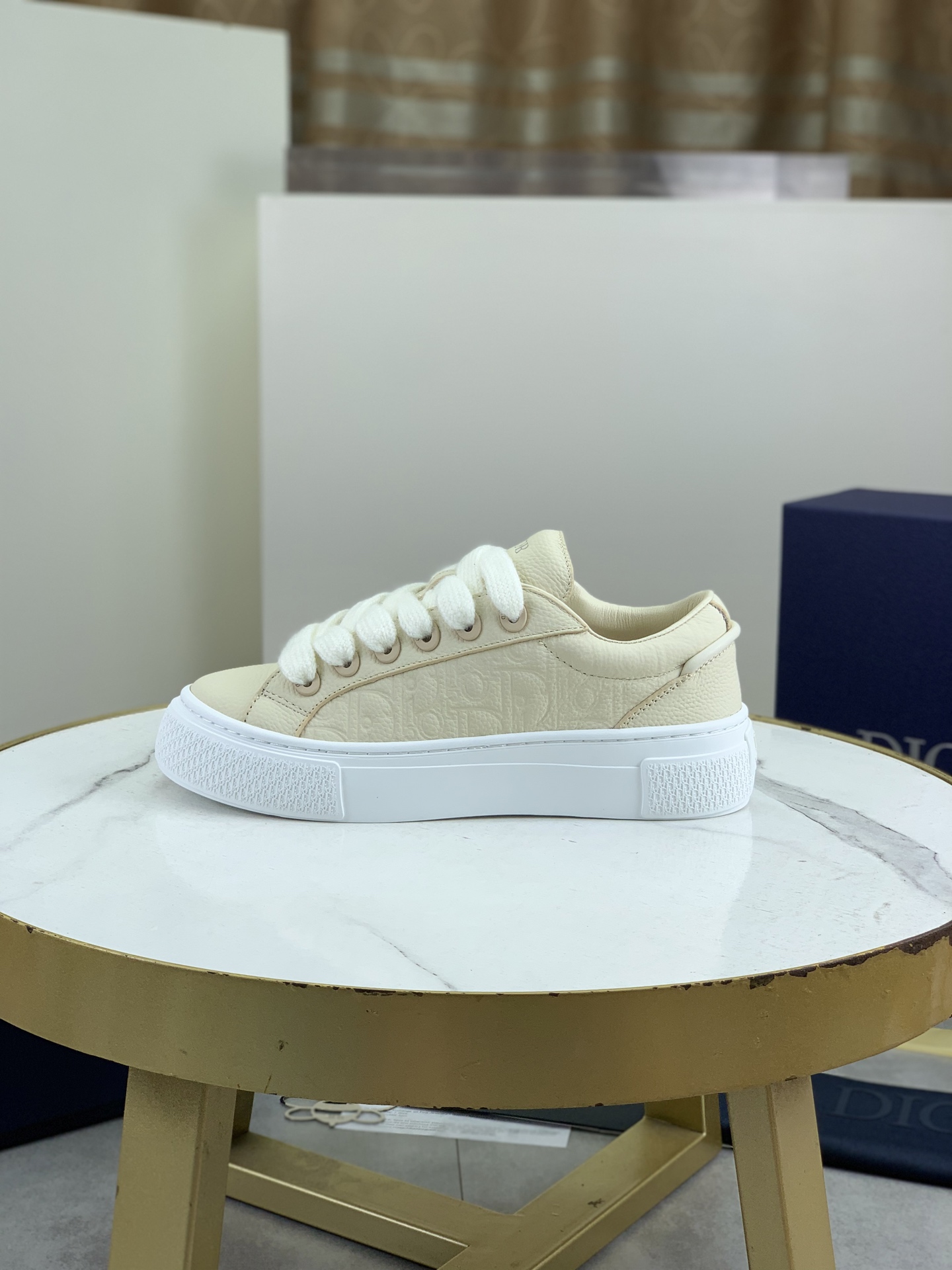 NO:351384,Top version of DIOR B33 couple sneakers, white smooth cowhide and Oblique printed upper, new 2025 model, new interpretation of classic tennis shoes, fashionable silhouette highlights the heavy texture. It is carefully crafted from white smooth cowhide leather, decorated with Oblique print, paired with padded tongue with Dior logo, white mohair wide laces and matte finish tone brass eyelets, unique. Creamy white Oblique printed rubber sole, and contrasting Dior 30 Avenue Montaigne logo on the back to enhance the style, which can add fashionable temperament to the casual look. Full package size 35-45 (46 custom made without return),,dior,dior,sneakers,cowhide19860909顶级版本 DIOR迪奥 B33情侣款运动鞋 白色光滑牛皮和 Oblique 印花鞋面 2025新款,全新演绎经典的网球鞋,时尚廓形突显厚重质感.采用白色光滑牛皮革精心制作,饰以 Oblique 印花,搭配饰以 Dior 标志的加垫鞋舌、白色马海毛宽鞋带和哑光饰面同色调黄铜孔眼,别具一格.奶油白色 Oblique 印花效果橡胶鞋底,后侧饰以对比鲜明的 Dior 30 Avenue Montaigne 标志提升格调,可为休闲造型增添时尚气质.全套包装 码数35-45（46定做不退换）,,dior,dior,sneakers,cowhide,Men's shoes