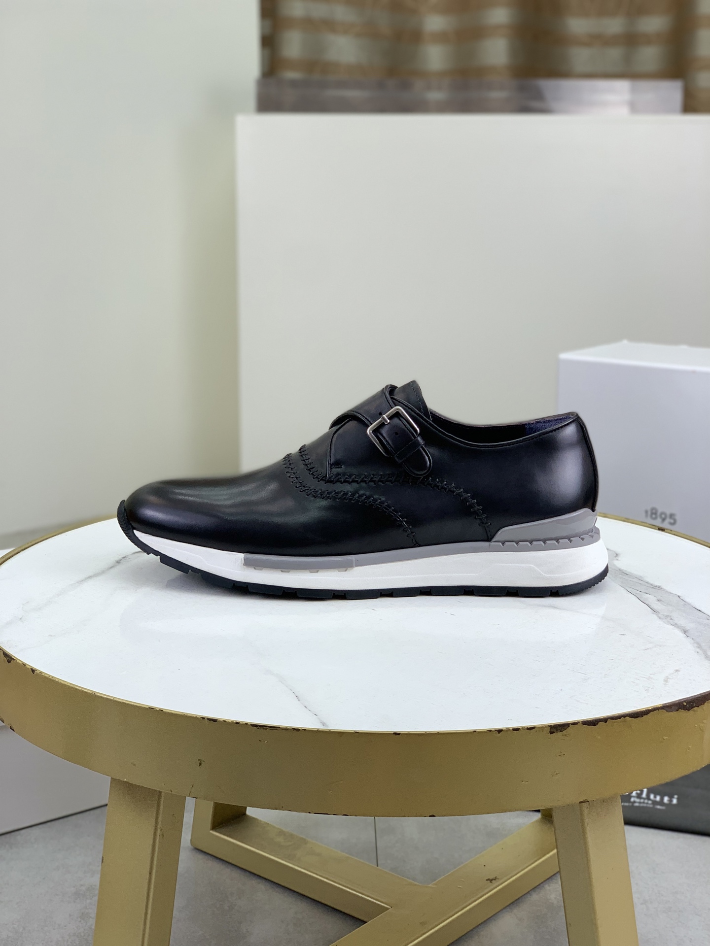 NO:351310,Top version Berluti men's sports and casual shoes. The fabric is made of original cowhide and hand-made color change | Strong contrasting tones highlight the upper line feel | Clear palladium-plated eyelets | Internal padded heel | Original private mold TPU rubber sole Size39-45 (customized for 46), cowhide19860909顶级版本 Berluti布鲁提男士运动休闲鞋 面料采用原版牛皮纯手工改色｜强烈对比色调突出鞋面线条感｜明镀钯孔眼｜内部衬垫鞋跟｜原版私模TPU橡胶大底 Size39-45（46定做）,,cowhide,Men's shoes