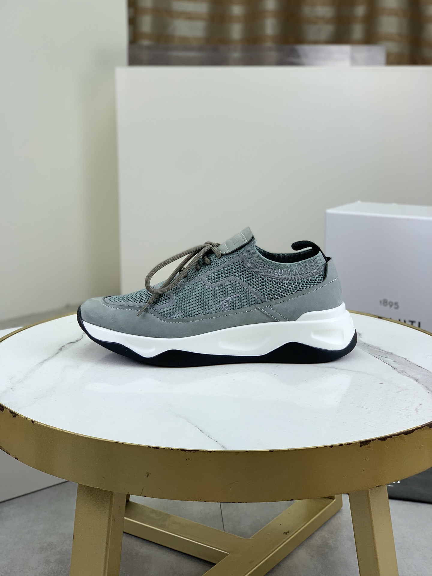 NO:351333,Top-level purchasing quality Berlut* Bruti French top men's shoes. The Berluti brand's debut broke the convention and launched a new Edge last. This model is added with exquisite and fashionable hands on the fly-woven cowhide, water-dyed cowhide inner lining, and original color-blocking lightweight wear-resistant rubber sole; this bold improvement of the iconic last is of great significance to its unique shape and creative work. On Alessandro shoes, this angular outline is Kris' bold and professional new Cloudy dyeing makes it look more perspective and classic and fashionable!  Size39-45 (46 codes can be customized), cowhide19860909顶级代购品质Berlut*布鲁提法国顶级男鞋,Berluti品牌的首秀中打破常规,推出全新的Edge鞋楦.这款更是在飞织配牛皮上加入手精致时髦,水染牛皮内里,原版拼色轻便耐磨橡胶底；标志性鞋楦的这种大胆改良,对于其独特形状和边宽创意工作意义重大. 在Alessandro鞋履上,这种棱角分明的轮廓经Kris大胆专业的全新Cloudy 染色显得更有透视感,经典时尚！Size39-45（46码可订制）,,cowhide,Men's shoes