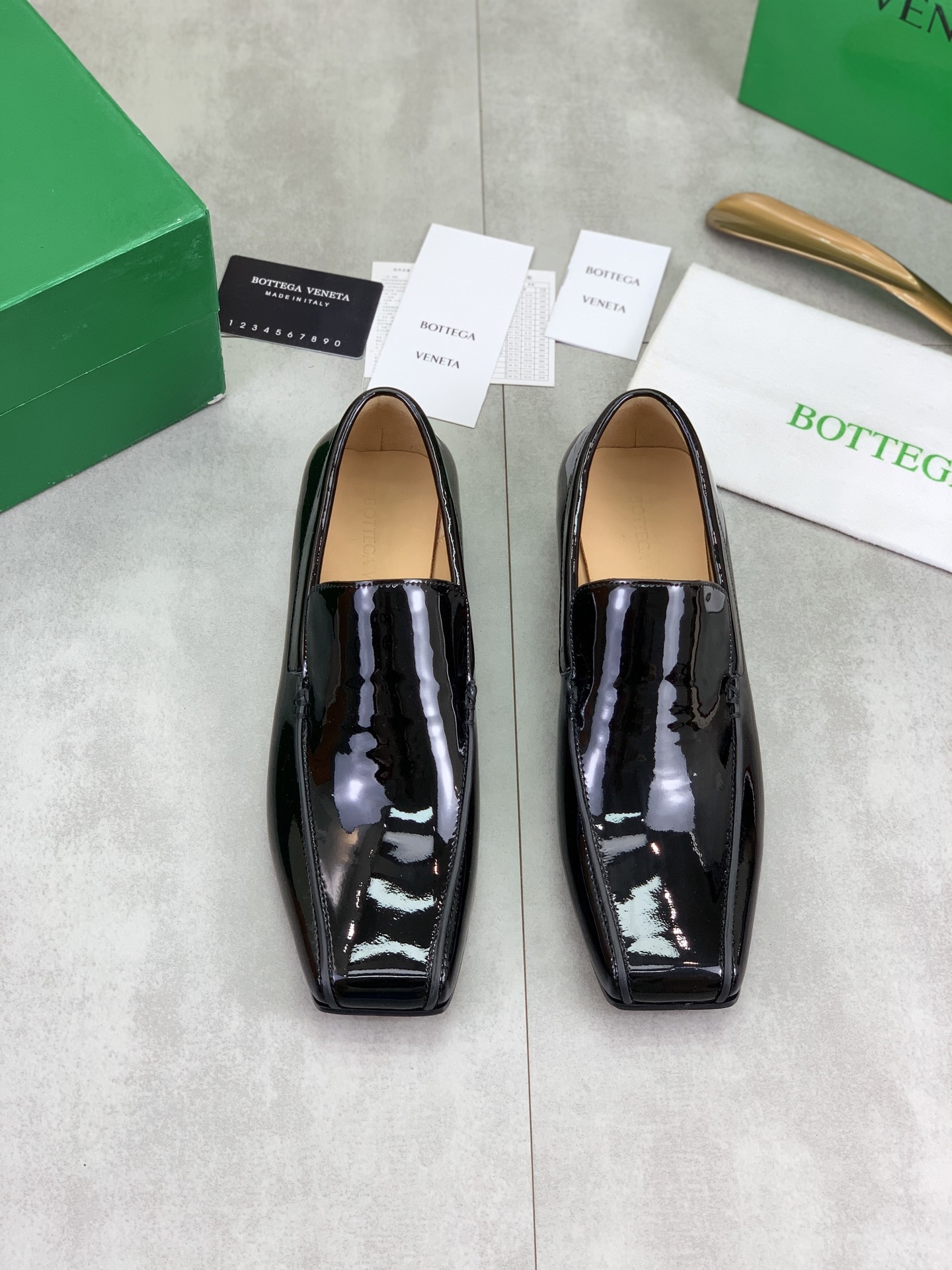 NO:409965,(Men's model) Top high-end version, purchasing quality, original development, Bottega Veneta2025ss new hot summer Jim couple's loafers. BV new genuine leather injection molding sole is popular, ins & Xiaohongshu has many internet celebrities!  Super sexy on your feet!  It's really beautiful!  There is reason to bring a fashionable and strong wind, making people feel comfortable. Heavy but not tired. Original custom fabric imported from Italy compared to the highest version in the market. This genuine leather open-edge calf leather upper has a super high-end feel!  High-end wear is fairy, simple, fashionable and design-like, and they are all very easy to wear, especially when walking on a flat sole for a day, it will not be tiring, practical and textured, especially suitable for office workers (the original custom-made shoe sole is the same as the same). It is worth mentioning that the silk film sole that has been tested repeatedly for one month is almost perfect, and most of the market is sprayed. The round-head genuine leather texture knot design element can be called the BV family design gene. The upper uses imported original top-level open-edge beaded calfskin. It is comfortable to wear with the inner liner water dyed cowhide, and it has a full sense of design. A model that highlights personality. Trendy and god-level items. All developments. According to the requirements of the original version, deep disassembly and restored. Full leather knot craftsmanship. Pure handmade. It is expensive. It uses Italian leather sole. Italian method craftsmanship. Anti-slip and comfortable. Your thoughts are finally here. It is versatile and suitable for any occasion, and you must have a pair!  Fabric Italian original beaded calfskin, inner lining Italy imported original water dyed cowhide, footbed Italy imported original water dyed cowhide, outsole Italy imported original genuine leather injection molded bottom, women's size 35-39 (40.41.42 customized, no return or exchange) Men's size: 39-44 (38.45.46 customized, no return or exchange) can be customized without a standard and customer logo, no return or exchange. Packaging top-level high-end full set of original authentic products consistent packaging, leather shoes, bottega veneta, bottega veneta, loafers, cowhide, Leather soles19860909(男款）顶级高端版本 代购品质 原版开发 Bottega Veneta2025ss新品爆款夏季Jim情侣款乐福鞋.BV新款真皮注塑底抢手大爆款,ins&小红书巨多网红明星上身！上脚超性感！真的太美了！有理由刮起时尚大风,让人沦陷的舒适感 厚重而不累脚,意大利进口原版定制面料 对比市场最高版本.这款真皮开边珠小牛皮鞋面超有高级感！高级穿着又仙女 简约时髦又有设计感 而且都非常非常好穿,特别是平底走一天也不会累,实用又有质感,特别适合上班一族（原版开模定制颜色鞋型鞋底一摸一样）值得一提的是鞋底花费一个月开模反复测试过的丝膜大底做到几乎完美,市场上大部份是喷涂.圆头真皮质感纽结设计元素 堪称BV家族设计基因 鞋面采用进口原版顶级开边珠小牛皮 搭配内胆水染牛皮舒适设计 设计感十足 一款彰显个性 潮流神级单品 所有开发 按原版要求 深度拆解还原 全真皮纽结工艺 纯手工制作 成本不菲 采用意大利真皮大底 意大利做法工艺 防滑舒适 你们的心心念念终于来了 百搭适用任何场合、人手必备一双！ 面料意大利原版开边珠小牛皮 内里意大利进口原版水染牛皮 垫脚意大利进口原版水染牛皮 大底意大利进口原版真皮注塑底 女码35-39（40.41.42定做,不退不换） 男码:39-44 (38.45.46定做,不退不换) 可定做无标和客人logo定制,不退不换 包装顶级高端全套原版正品一致包装,皮鞋,bottega veneta,bottega veneta,loafers,cowhide,Leather soles,Women's Shoes