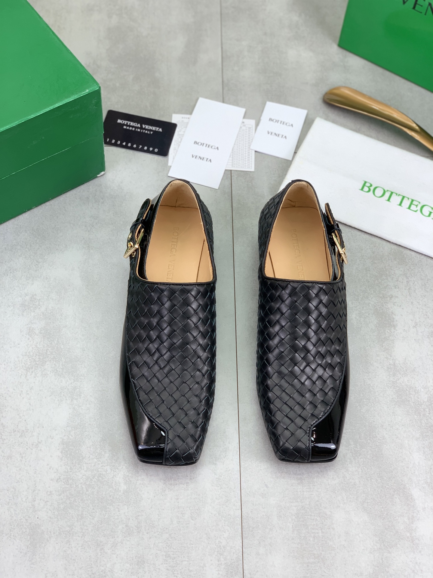 NO:409968,(Men's model) Top high-end version, purchasing quality, original development, Bottega Veneta2025ss new hot summer Jim couple loafers. BV new style of men and women Jim Mengke shoes are popular, ins & Xiaohongshu has many internet celebrities!  Super sexy on your feet!  It's really beautiful!  There is reason to bring a fashionable and strong wind, making people feel comfortable. Heavy but not tired. Original custom fabric imported from Italy compared to the highest version in the market. This genuine leather open-edge calf leather upper has a super high-end feel!  High-end wear is fairy, simple, fashionable and design-like, and they are all very easy to wear, especially when walking on a flat sole for a day, it will not be tiring, practical and textured, especially suitable for office workers (the original custom-made shoe sole is the same as the same). It is worth mentioning that the silk film sole that has been tested repeatedly for one month is almost perfect, and most of the market is sprayed. The round-head genuine leather texture knot design element can be called the BV family design gene. The upper uses imported original top-level open-edge beaded calfskin. It is comfortable to wear with the inner liner water dyed cowhide, and it has a full sense of design. A model that highlights personality. Trendy and god-level items. All developments. According to the requirements of the original version, deep disassembly and restored. Full leather knot craftsmanship. Pure handmade. It is expensive. It uses Italian leather sole. Italian method craftsmanship. Anti-slip and comfortable. Your thoughts are finally here. It is versatile and suitable for any occasion, and you must have a pair!  Fabric Italian original beaded calfskin, inner lining Italy imported original water dyed cowhide, footbed Italy imported original water dyed cowhide, outsole Italy imported original genuine leather injection molded bottom, women's size 35-39 (40.41.42 customized, no return or exchange) Men's size: 39-44 (38.45.46 customized, no return or exchange) can be customized without a standard and customer logo, no return or exchange. Packaging top-level high-end full set of original authentic products consistent packaging, leather shoes, bottega veneta, bottega veneta, loafers, cowhide, Leather soles19860909(男款）顶级高端版本 代购品质 原版开发 Bottega Veneta2025ss新品爆款夏季Jim情侣款乐福鞋.BV新款男女同款Jim孟克鞋抢手大爆款,ins&小红书巨多网红明星上身！上脚超性感！真的太美了！有理由刮起时尚大风,让人沦陷的舒适感 厚重而不累脚,意大利进口原版定制面料 对比市场最高版本.这款真皮开边珠小牛皮鞋面超有高级感！高级穿着又仙女 简约时髦又有设计感 而且都非常非常好穿,特别是平底走一天也不会累,实用又有质感,特别适合上班一族（原版开模定制颜色鞋型鞋底一摸一样）值得一提的是鞋底花费一个月开模反复测试过的丝膜大底做到几乎完美,市场上大部份是喷涂.圆头真皮质感纽结设计元素 堪称BV家族设计基因 鞋面采用进口原版顶级开边珠小牛皮 搭配内胆水染牛皮舒适设计 设计感十足 一款彰显个性 潮流神级单品 所有开发 按原版要求 深度拆解还原 全真皮纽结工艺 纯手工制作 成本不菲 采用意大利真皮大底 意大利做法工艺 防滑舒适 你们的心心念念终于来了 百搭适用任何场合、人手必备一双！ 面料意大利原版开边珠小牛皮 内里意大利进口原版水染牛皮 垫脚意大利进口原版水染牛皮 大底意大利进口原版真皮注塑底 女码35-39（40.41.42定做,不退不换） 男码:39-44 (38.45.46定做,不退不换) 可定做无标和客人logo定制,不退不换 包装顶级高端全套原版正品一致包装,皮鞋,bottega veneta,bottega veneta,loafers,cowhide,Leather soles,Women's Shoes