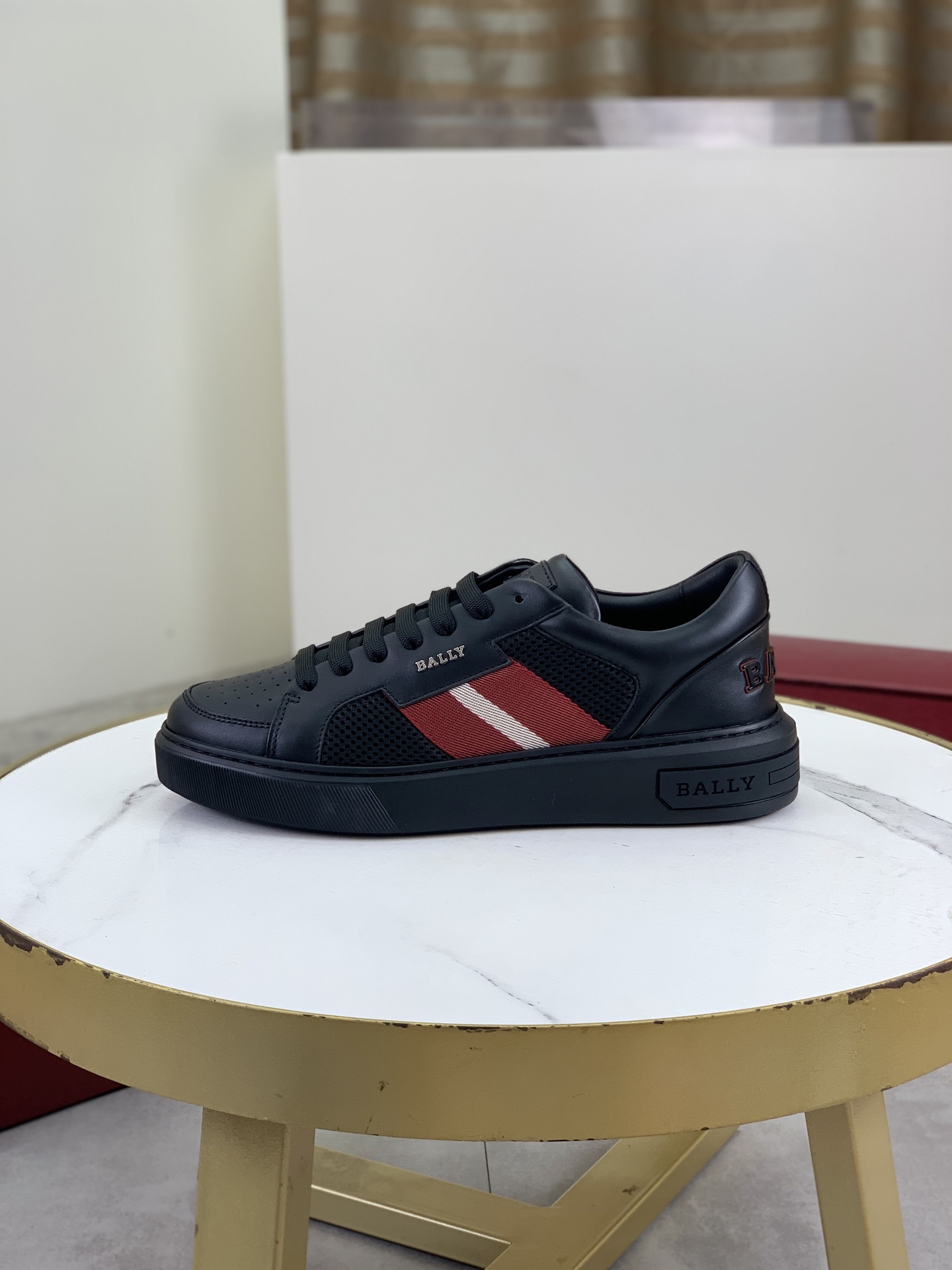 NO:344577,Top version Original BALLY new casual sneakers Original purchase and development Made of goods Barry Men's classic series Technology breathable fabric with cowhide Casual sports shoes Casual sports dad shoes combined with high-tech breathable material and cowhide, side B home exclusive red and white webbing decoration The outsole is full of P italic design and bright colors to show vitality, continuing the brand design inspiration. Walking through the city lightly, feeling unrestrained and comfortable. Delivery counter exquisite packaging, original customized high-end selection of calfskin, inner luxury original inner cowhide footbed, open molding, PU+TPU material, bottom thickness 3.5CM Size, men's 39-44 (38 45 can be customized) 3 colors available, ballly, sneakers, cowhide19860909顶级版本 原单 BALLY 巴利新款休闲运动鞋 原版购入开发 做货 巴利家男士经典系列 科技透气面料搭配牛皮 休闲运动鞋 休闲之履运动老爹鞋结合高科技透气材质与牛皮,侧面B家专属红白织带装饰 大底满满P斜体设计和鲜艳色彩展现活力,延续品牌设计灵感.轻盈漫步都市,感受无拘舒适. 配送专柜精美包装 面料原版定制高端精选小牛皮 内里奢华原版内里牛皮垫脚 大底开模抽空PU+TPU材质 底厚3.5CM Size 男款39-44（38 45可以定做） 3款款颜色可选,,bally,sneakers,cowhide,Men's shoes