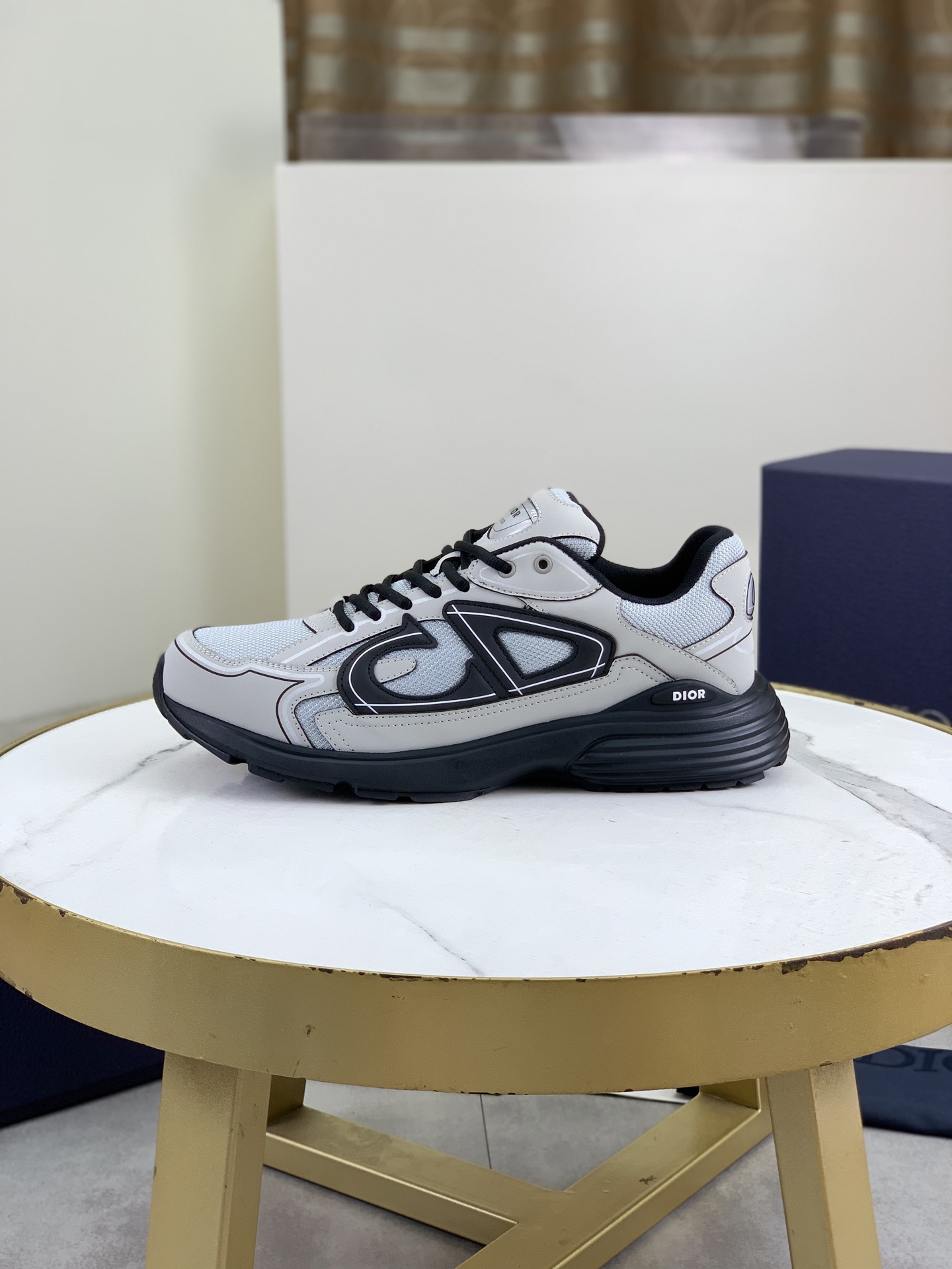 NO:344563,Top quality DIOR men's B30 low-top sneakers co-branded series This season's newly launched B30 low-top sneakers are one of the flagship styles of the series. They are carefully crafted with cowhide upper spliced ​​mesh fabric and white technology fabric, decorated with reflective CD30 graphic logos. The heel and tongue are marked with B30 and CD30, and the extra light engraving effect rubber sole is matched with iconic embellishments to enhance the style. The internal elastic details create an ideal comfortable wearing experience, which can be matched with various casual styles. Size: 35-46 (customized for note 46), dior, dior, sneakers, cowhide19860909顶级品质 DIOR迪奥男款 B30低帮运动鞋联名系列 本季全新推出的这款B30低帮运动鞋是该系列的旗舰款式之一.采用牛皮鞋面拼接网眼织物和白色科技面料精心制作,饰以反光CD30图形标志.鞋跟和鞋舌以B30和CD30标志,格外轻盈的雕刻效果橡胶鞋底搭配标志性的点缀提升格调,内部弹力细节塑造理想的舒适穿着体验,可与各式休闲造型搭配.彰显时尚现代的运动风范 Size:35-46（注46定做）,,dior,dior,sneakers,cowhide,Men's shoes