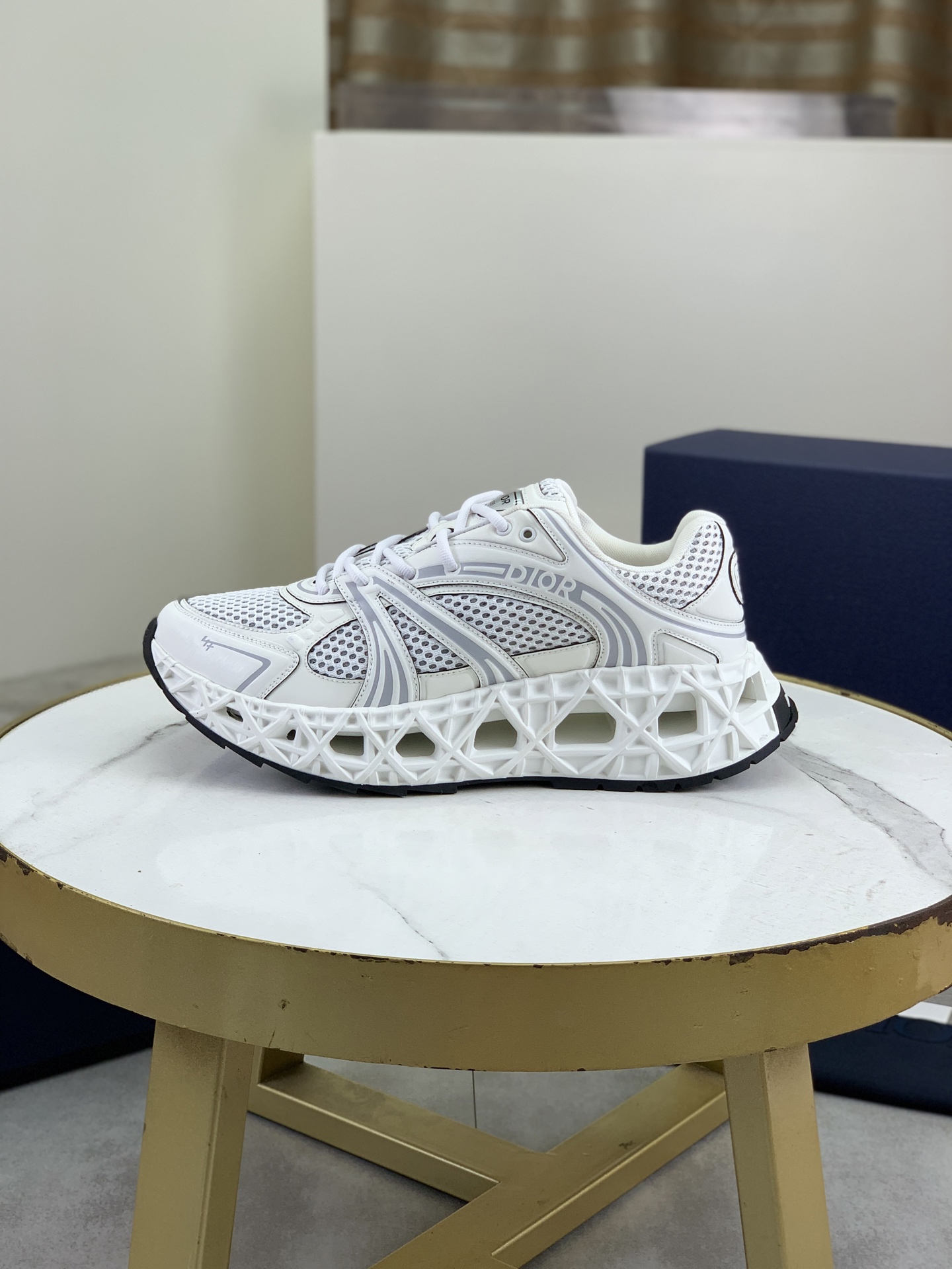 NO:344554,The top version Dior B35 latest dad sneakers are new products in autumn, rich in classic series with fashionable retro style. They are carefully crafted and can be matched with casual style throughout the year. The Dior logo on the tongue of Dad Shoes-style shoes is also indicated that this pair of shoes is made of delicate textured leather and mesh fabric materials to splice into the shoe body. There are conspicuous letter CDs on both sides of the shoe body to indicate identity, and the shoe body outlines the details, making the shoe look less monotonous and retro three-dimensional!  Exquisite packaging for delivery counter, original custom leather fabric, imported breathable net, sole open mold and non-slip sole Size: 39–46 (38.46 custom made without return),,dior,dior,sneakers,cowhide19860909顶级版本 Dior迪奥B35最新款老爹运动鞋是秋季新品,以时髦复古风格丰富经典系列.精心制作,可全年与休闲造型搭配 顺应复古市场的趋势的 Dad Shoes风格鞋款鞋舌上的Dior标志 也注明了这双鞋是运用了质感细腻的皮革和网眼布面材质拼接成鞋身,鞋身两侧有显眼的字母CD 表明身份,鞋身多处线条勾勒细节 让鞋子看起来不那么单调、复古立体感十足！配送专柜精美包装 面料原版定制牛皮 内里进口透气网里 鞋底开模防滑大底 Size:39–46(38.46定做不退换),,dior,dior,sneakers,cowhide,Men's shoes