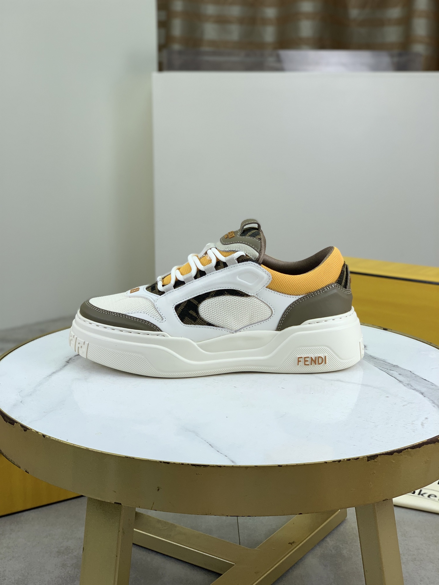 NO:350254,Summer hit [FENDI] top version, new one-piece sneakers, wavy soles are engraved with original words. The heel is embossed with embossed Fendi Flow. The upper is made of high-end calfskin and breathable material. The original inner part is decorated with the same color details with innovative handcraftsmanship. Ultra-light wear-resistant TPU and IP foam soles, overall light and comfortable. Size: 39-44 (38 45 can be customized),,fendi,fendi,sneakers,cowhide19860909夏季爆款【FENDI 芬迪】顶级版本 新品一脚蹬运动鞋,波浪形鞋底刻有原版字样.鞋跟饰有凸纹压花Fendi Flow字样.鞋面采用高端小牛皮材质和透气材质.原版内里 以创新手工技艺装饰的同色系细节.超轻耐磨TPU和IP发泡鞋底,整体轻便舒适. Size:39-44（38 45可以定做）,,fendi,fendi,sneakers,cowhide,Men's shoes