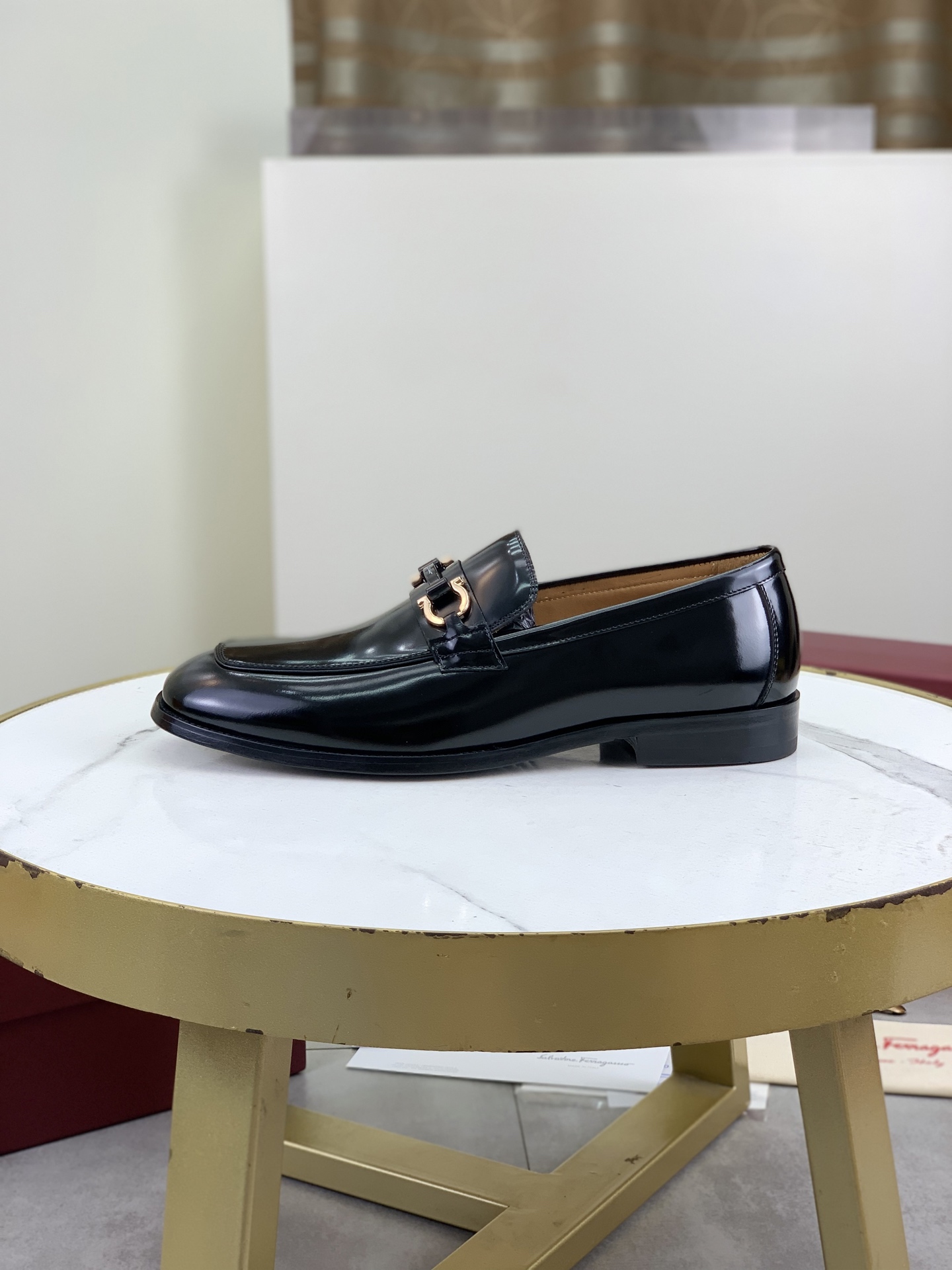 NO:355848,Top quality (general leather outsole series) [Salvatore Ferragamo] Ferragamo business leather shoes, 1:1 top purchasing quality, imported upper selected original polished calfskin, inner foot pads are all imported original water dyed cowhide, imported original custom Italian handmade genuine leather outsole, size 39-44 (38 45 46 can be customized),, louis vuitton, ferragamo, ferragamo, cowhide, Leather soles19860909顶级品质（真皮大底系列）【Salvatore Ferragamo】菲拉格慕商务皮鞋,1:1顶级代购品质,鞋面进口精选原版擦色小牛皮,内里垫脚均用进口原版水染牛皮,进口原版订制意大利手工真皮大底,码数39-44（38 45 46可以定做）,,louis vuitton,ferragamo,ferragamo,cowhide,Leather soles,Men's shoes