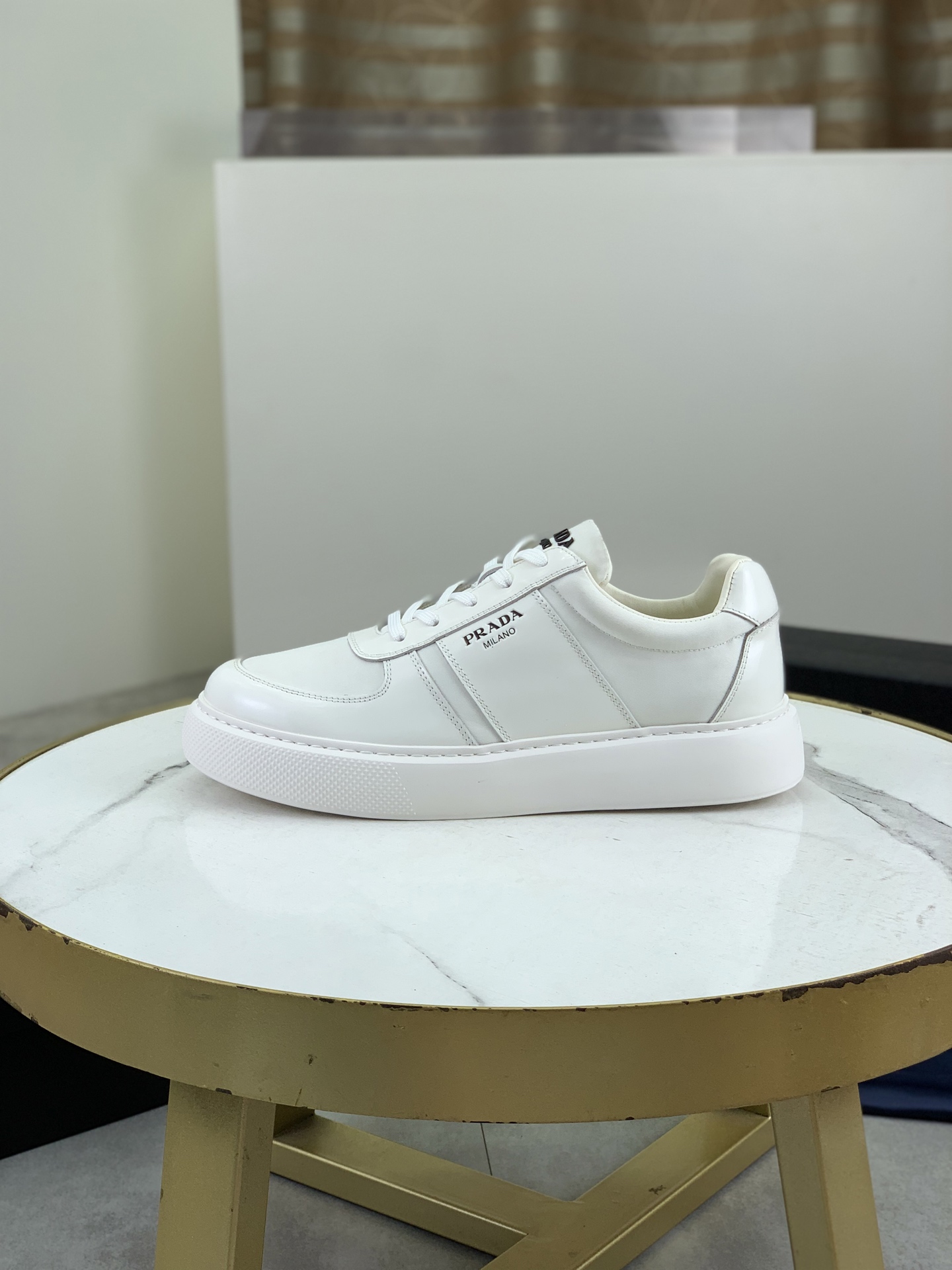 NO:355881,Top version Original list PRADA new casual sneakers Original purchase and development Made products Prada Men's classic series Technology breathable fabric with cowhide Casual sports shoes Casual sports dad shoes combined with high-tech breathable material and cowhide, with exclusive button decoration on the side P home The italic design and bright colors show vitality, continuing the brand design inspiration. Walking through the city lightly, feeling unrestrained and comfortable. Delivery counter exquisite packaging Original customized fabric lychee pattern calf leather Inner cowhide Inner cowhide foot pad Large sole open molding PU+TPU material Sole thickness 3.5CM Size Men's 38-44 (45 can be customized) 2 colors available, prada, prada, sneakers, cowhide19860909顶级版本 原单 PRADA 普拉达新款休闲运动鞋 原版购入开发 做货 普拉达家男士经典系列 科技透气面料搭配牛皮 休闲运动鞋 休闲之履运动老爹鞋结合高科技透气材质与牛皮,侧面P家专属纽扣装饰 大底满满P斜体设计和鲜艳色彩展现活力,延续品牌设计灵感.轻盈漫步都市,感受无拘舒适. 配送专柜精美包装 面料原版定制荔枝纹小牛皮 内里牛皮内里牛皮垫脚 大底开模抽空PU+TPU材质 底厚3.5CM Size 男款38-44（45可以定做） 2款颜色可选,,prada,prada,sneakers,cowhide,Men's shoes