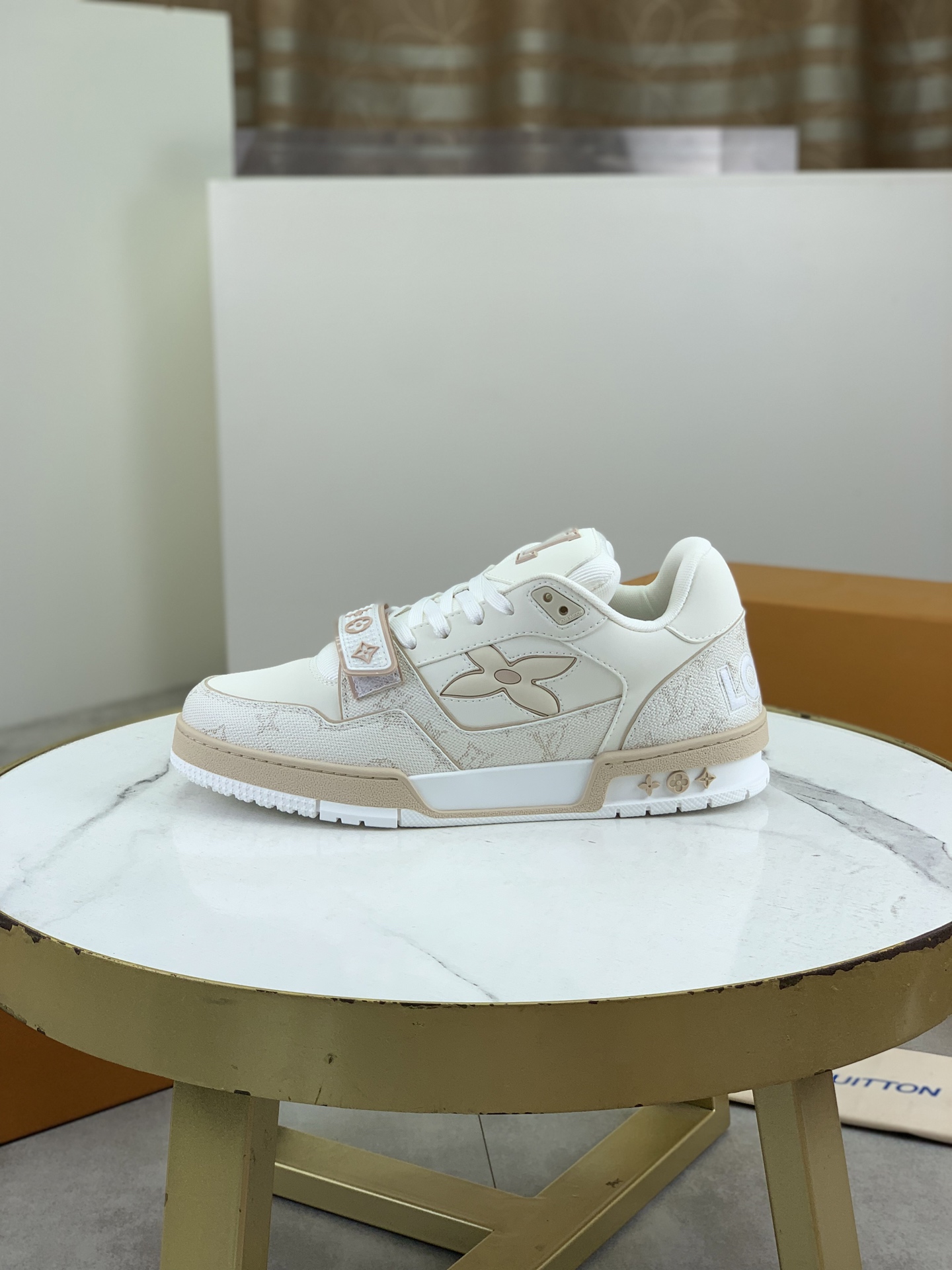 NO:356592,Top version [LOUIS VUITTON) Couple model, counter series (original list) new LV Louis Vuitton - Top version LV classic high-top trendy shoes!  Use imported original calfskin with water-dyed cowhide inner lining. Original wear-resistant, lightweight and high-end TPU large sole!  High-quality quality!  A variety of colors are available, 35-45, louis vuitton, louis vuitton, louis vuitton, cowhide19860909顶级版本【LOUIS VUITTON）情侣款 专柜系列（原单）新款LV路易威登 ——顶级版本 LV经典高帮潮鞋！选用进口原版小牛皮 水染牛皮内里.原版耐磨轻便高端TPU大底！高品质精品！多款颜色可选,码数35-45,,louis vuitton,louis vuitton,louis vuitton,cowhide,Men's shoes