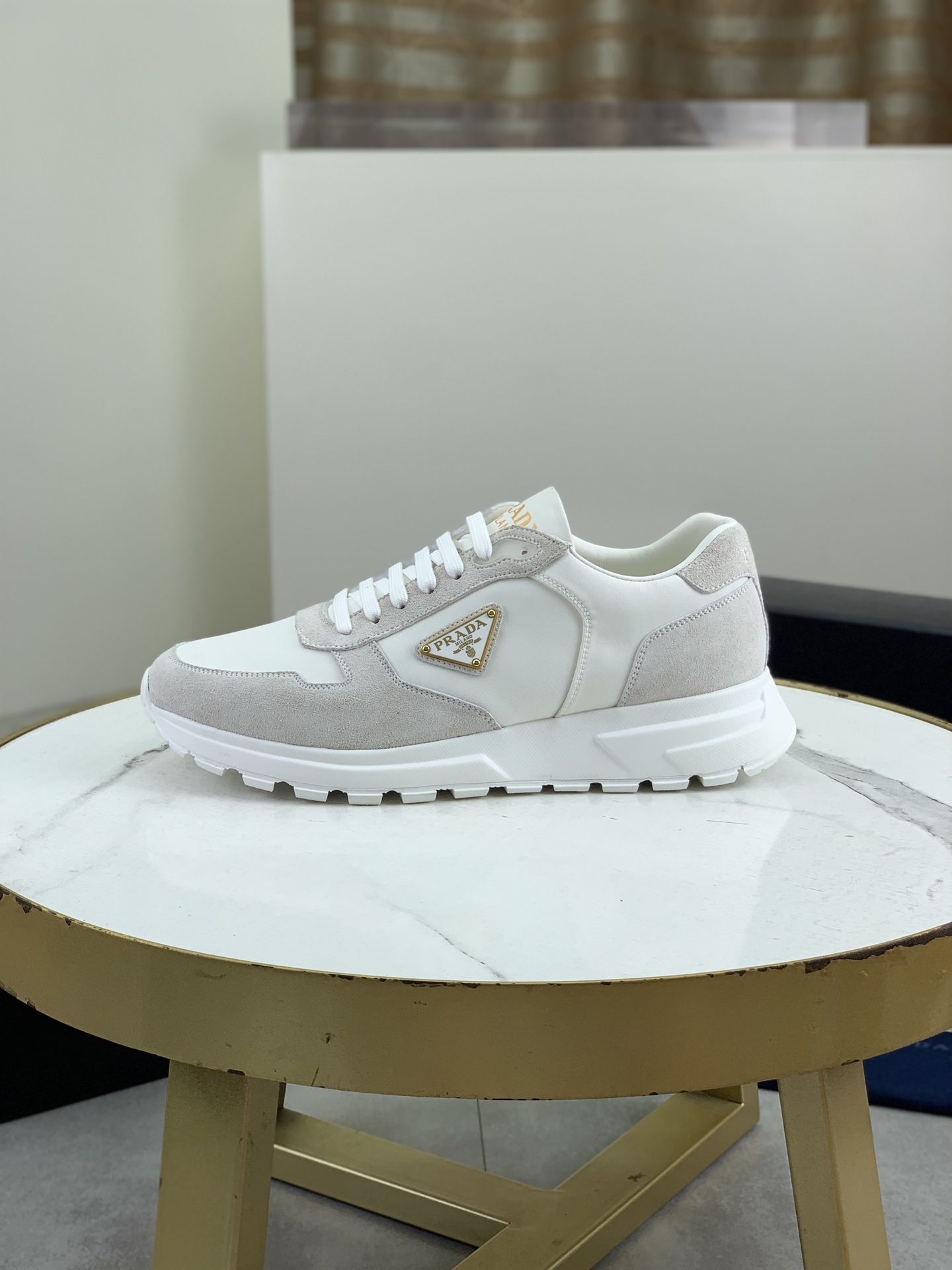 NO:356012,Top version Original list PRADA new casual sneakers Original purchase and development Made products Prada Men's classic series Technology breathable fabric with cowhide Casual sports shoes Casual sports dad shoes combined with high-tech breathable material and cowhide, exclusive button decoration on the side P home The italic design and bright colors show vitality, continuing the brand design inspiration. Walking through the city lightly, feeling unrestrained and comfortable. Delivery counter exquisite packaging The original customized fabric is made of lychee pattern calf leather Inner cowhide Inner cowhide foot pad The large sole open mold to take PU+TPU material The bottom thickness is 3.5CM Size Men's 39-45 (38 46 can be customized) 2 colors available, prada, prada, sneakers, cowhide19860909顶级版本 原单 PRADA 普拉达新款休闲运动鞋 原版购入开发 做货 普拉达家男士经典系列 科技透气面料搭配牛皮 休闲运动鞋 休闲之履运动老爹鞋结合高科技透气材质与牛皮,侧面P家专属纽扣装饰 大底满满P斜体设计和鲜艳色彩展现活力,延续品牌设计灵感.轻盈漫步都市,感受无拘舒适. 配送专柜精美包装 面料原版定制荔枝纹小牛皮 内里牛皮内里牛皮垫脚 大底开模抽空PU+TPU材质 底厚3.5CM Size 男款39-45（38 46可以定做） 2款颜色可选,,prada,prada,sneakers,cowhide,Men's shoes