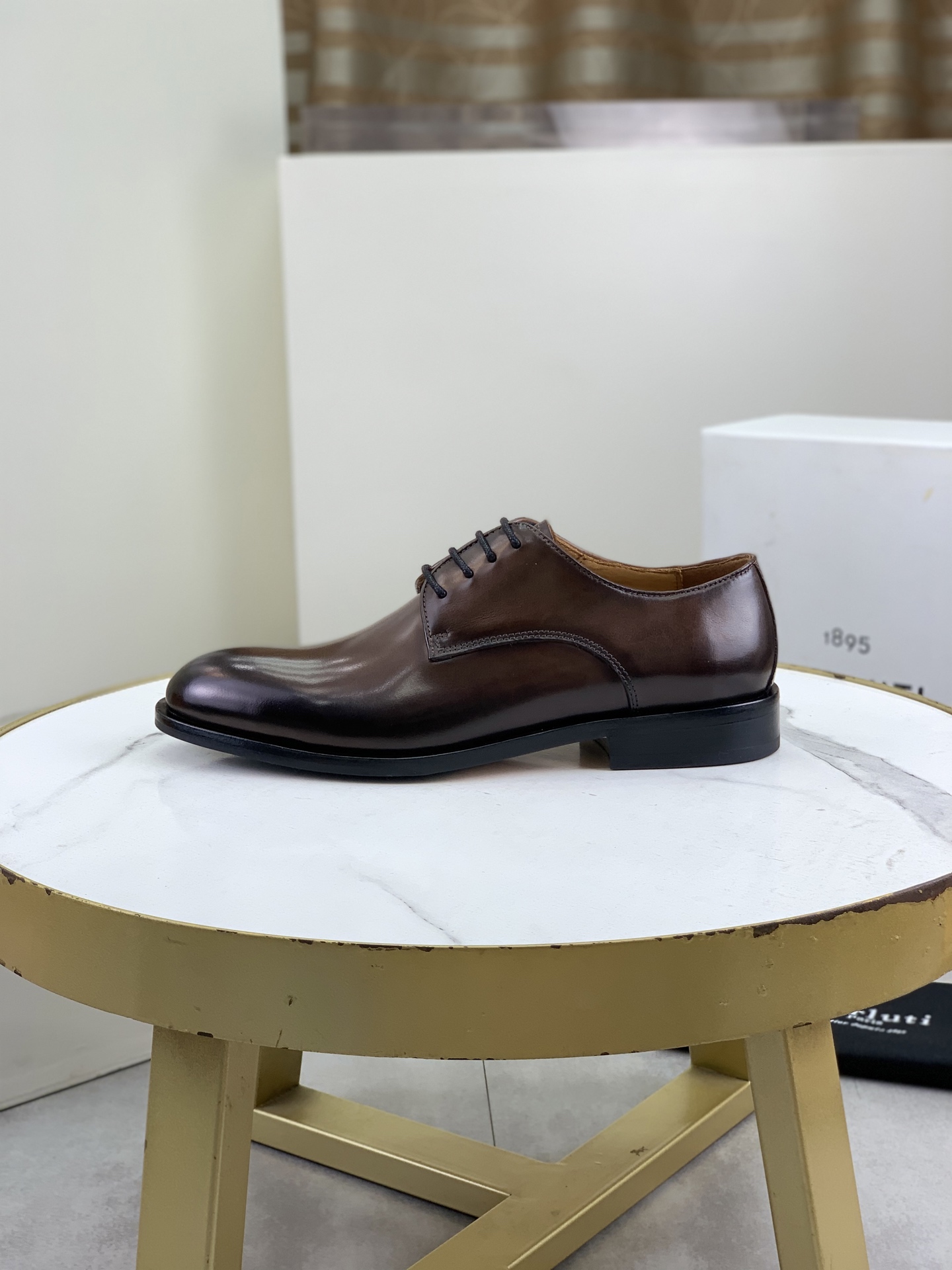 NO:352702,Berluti/Bruti (Sole Series) 2025 new leather shoes are coming. Imported cowhide material is made of pure hand-papered and repeated color correction. Imported calfskin made of inner foot pads. Brand logo two colors. Genuine leather. Outsole. The distinctive inlay of the sole echoes the heel color. Fashionable and comfortable. Perfect interpretation of fashion. Sunny and stylish. Suitable for all occasions. All original packaging. Good products. Size39-45 (customized at 38.46),,cowhide,Leather soles19860909Berluti/布鲁提（真皮大底系列）2025新款皮鞋来袭 进口牛皮材质纯手工重复擦色改色制成 内里垫脚进口精选小牛皮制作 品牌logo双色 真皮 大底 鞋底鲜明的嵌线与鞋跟颜色相呼应 时髦又舒适 完美诠释了时尚 阳光 有型 适合各种场合 全原包装 自留佳品. Size39-45（38.46可定做）,,cowhide,Leather soles,Men's shoes