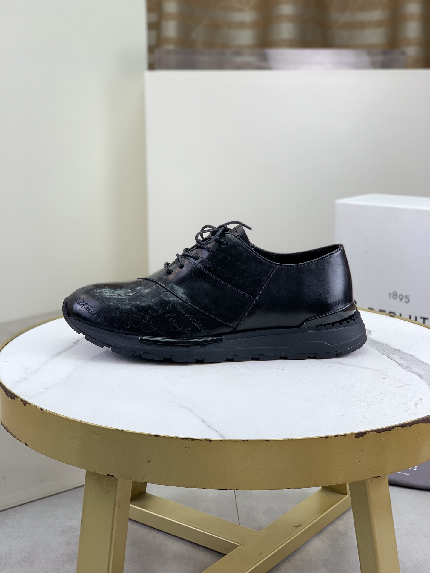 NO:352722,Top version Berluti men's sports and casual shoes. The fabric is made of original cowhide and is hand-made tone to highlight the upper line feeling | Bright palladium-plated eyelets | Internal padded heel | Original private mold TPU rubber outsole 5 colors available Size39-45 (customized at 38.46), cowhide19860909顶级版本 Berluti布鲁提男士运动休闲鞋 面料采用原版牛皮纯手工改色｜强烈对比色调突出鞋面线条感｜明镀钯孔眼｜内部衬垫鞋跟｜原版私模TPU橡胶大底 5色可选 Size39-45（38 .46定做）,,cowhide,Men's shoes