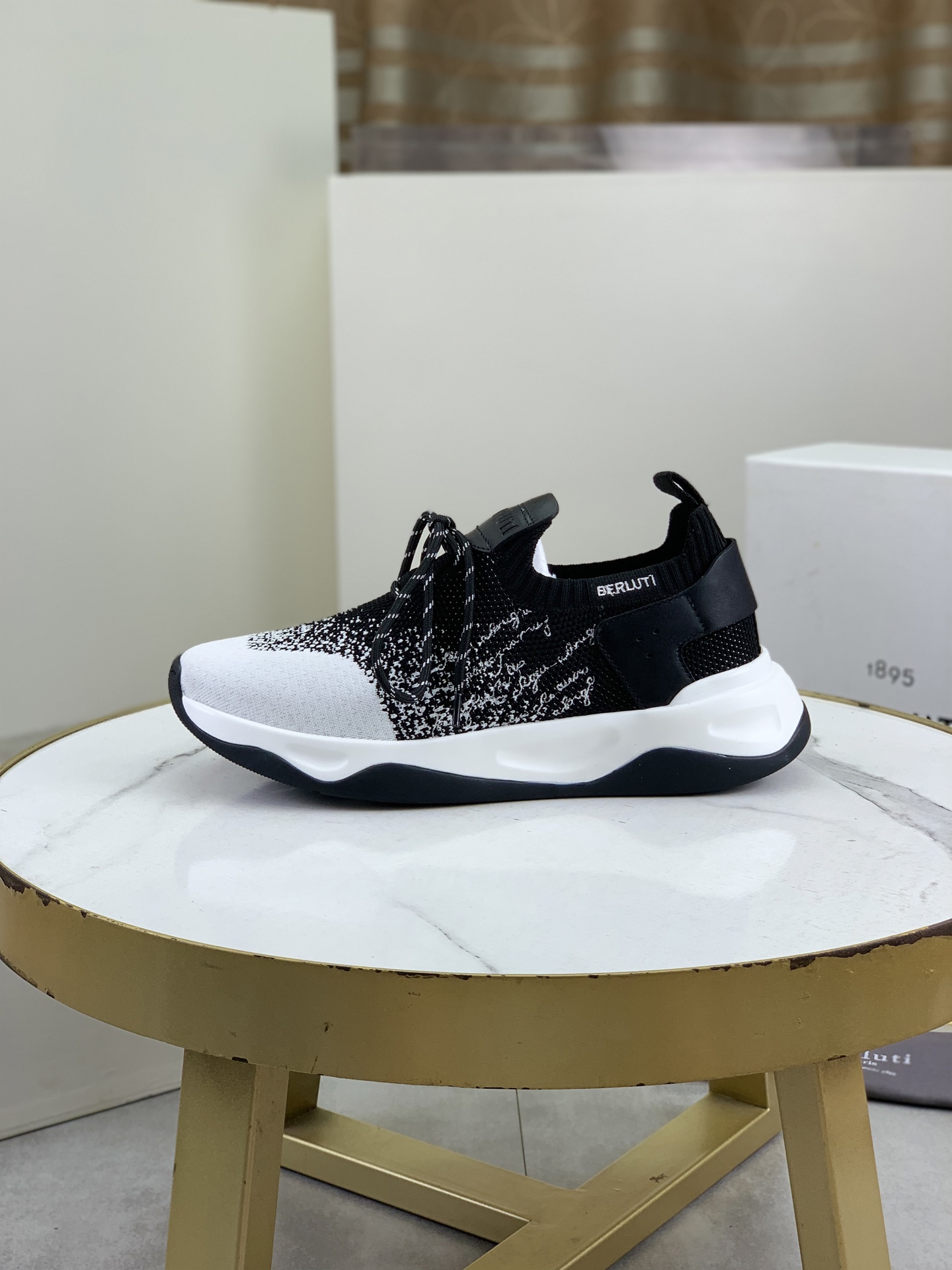 NO:352747,Top-level purchasing quality Berlut* Bruti French top men's shoes. The Berluti brand's debut broke the convention and launched a new Edge last. This model is added with exquisite and fashionable hands on the fly-woven cowhide, water-dyed cowhide inner lining, and original color-blocking lightweight wear-resistant rubber sole; this bold improvement of the iconic last is of great significance to its unique shape and creative work. On Alessandro shoes, this angular outline is Kris' bold and professional new Cloudy dyeing makes it look more perspective and classic and fashionable!  Size39-45 (38 46 codes can be customized), cowhide19860909顶级代购品质Berlut*布鲁提法国顶级男鞋,Berluti品牌的首秀中打破常规,推出全新的Edge鞋楦.这款更是在飞织配牛皮上加入手精致时髦,水染牛皮内里,原版拼色轻便耐磨橡胶底；标志性鞋楦的这种大胆改良,对于其独特形状和边宽创意工作意义重大. 在Alessandro鞋履上,这种棱角分明的轮廓经Kris大胆专业的全新Cloudy 染色显得更有透视感,经典时尚！Size39-45（38 46码可订制）,,cowhide,Men's shoes