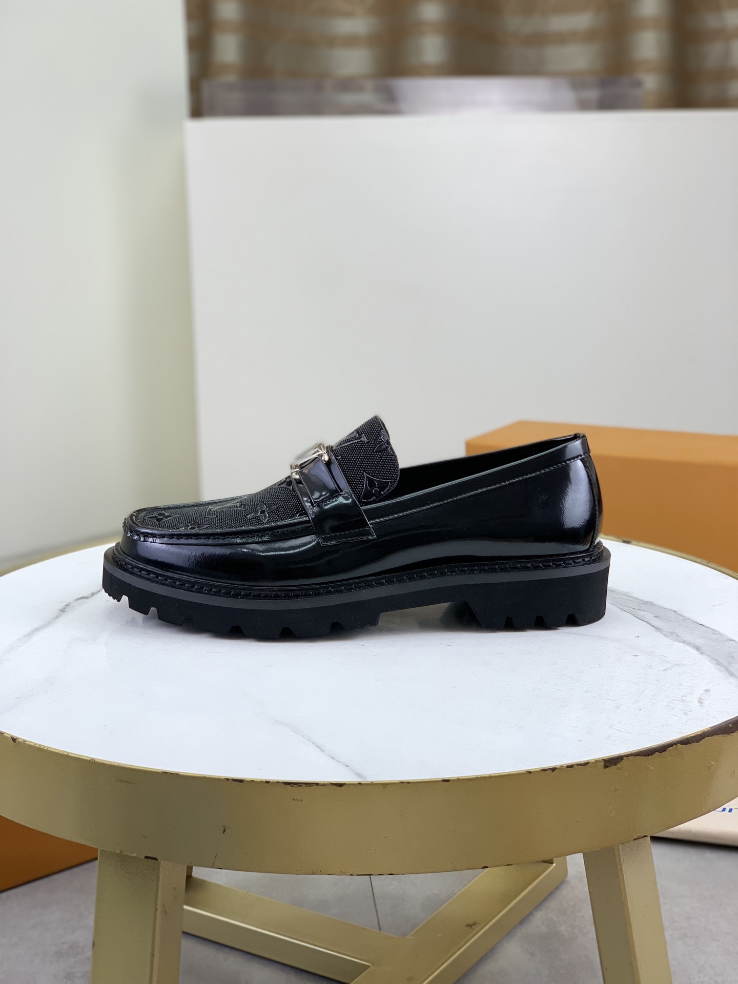 NO:353745,LOUIS VUITTON [Louis Denvie] - LV men's business casual leather shoes, luxurious and noble all use imported original cowhide, just to create a more comfortable wearing experience, original high-end calfskin imported soft cowhide, original lightweight foamed sole color 6 colors available Size 39-44 (38.45 46 can be customized without return),, louis vuitton, louis vuitton, louis vuitton, cowhide19860909LOUIS VUITTON【路易登威】—LV男士商务休闲皮鞋,奢华尊贵全部采用进口原版牛皮,只为打造更为舒适的穿着体验,鞋面原版高端小牛皮进口柔软牛皮里,原版轻便发泡大底 颜色6色可选 码数39-44（38.45 46可定做不退换）,,louis vuitton,louis vuitton,louis vuitton,cowhide,Men's shoes