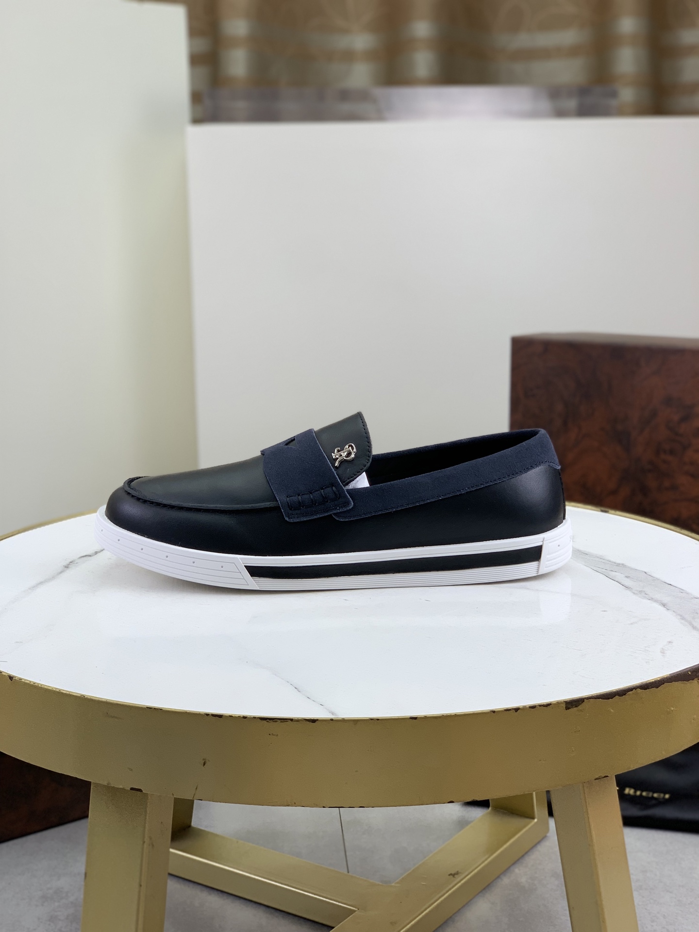 NO:355652,Top version Stefano Ricci Stephen Law Nich Men's Leather Shoes Stone-patterned Calfskin fabric Elite temperament ｜Strong contrast tones highlight the upper line feel｜Open palladium eyelets｜Internal padded heel｜Original high-end hand sole 2 colors available Size39-44 (45 customized),,cowhide19860909顶级版本 Stefano Ricci史蒂芬劳.尼治男士皮鞋石头纹小牛皮面料精英气质 ｜强烈对比色调突出鞋面线条感｜明镀钯孔眼｜内部衬垫鞋跟｜原版高端手大底 2色可选 Size39-44（45 定做）,,cowhide,Men's shoes