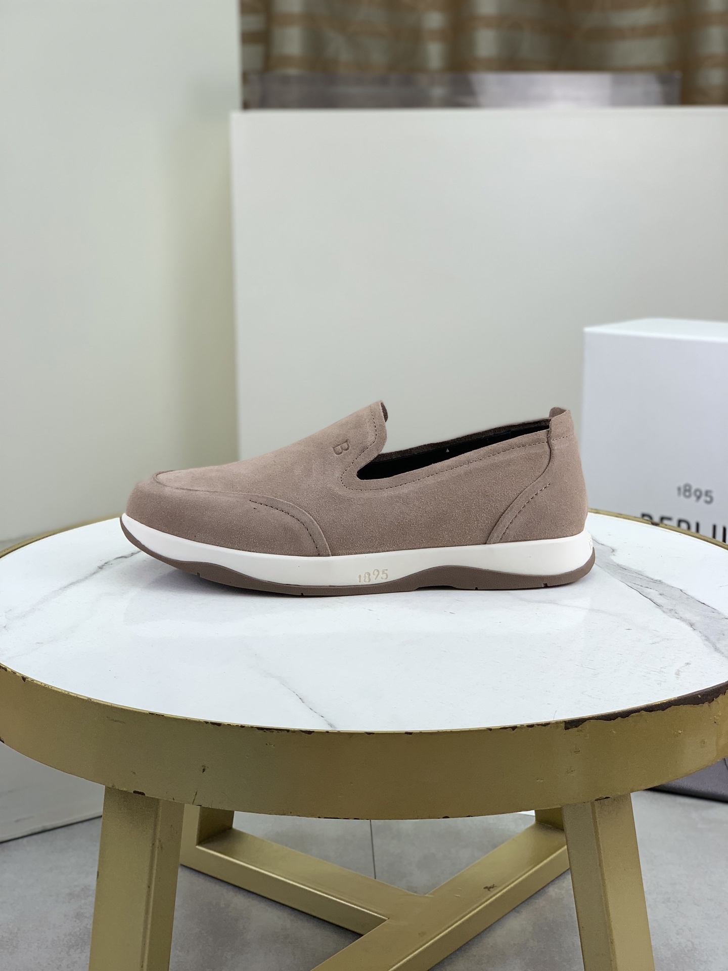 NO:358218,Top version Berluti men's sports and casual shoes. The fabric is made of original matte calfskin | Strong contrasting tones highlight the upper line feel | Clear palladium-plated eyelets | Internal padded heel | Original private mold TPU rubber outsole 6 colors available Size39-45 (38.46 customized),,cowhide19860909顶级版本 Berluti布鲁提男士运动休闲鞋 面料采用原版磨砂小牛皮｜强烈对比色调突出鞋面线条感｜明镀钯孔眼｜内部衬垫鞋跟｜原版私模TPU橡胶大底 6色可选 Size39-45（38 .46定做）,,cowhide,Men's shoes
