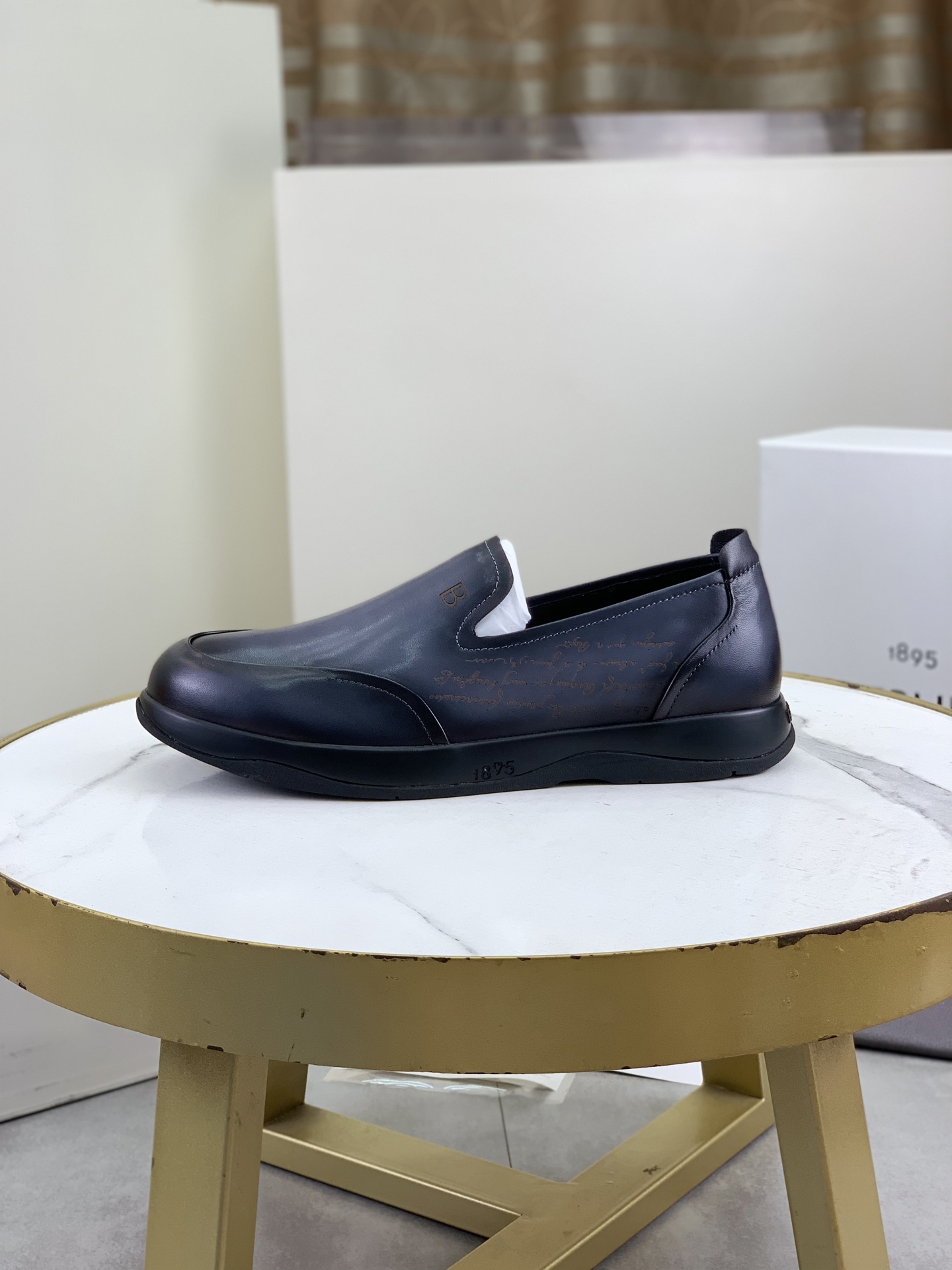 NO:358211,Top version Berluti men's sports and casual shoes. The fabric is made of original cowhide and is hand-made tone to highlight the upper line feeling | Bright palladium-plated eyelets | Internal padded heel | Original private mold TPU rubber outsole 5 colors available Size39-45 (customized at 38.46), cowhide19860909顶级版本 Berluti布鲁提男士运动休闲鞋 面料采用原版牛皮纯手工改色｜强烈对比色调突出鞋面线条感｜明镀钯孔眼｜内部衬垫鞋跟｜原版私模TPU橡胶大底 5色可选 Size39-45（38 .46定做）,,cowhide,Men's shoes