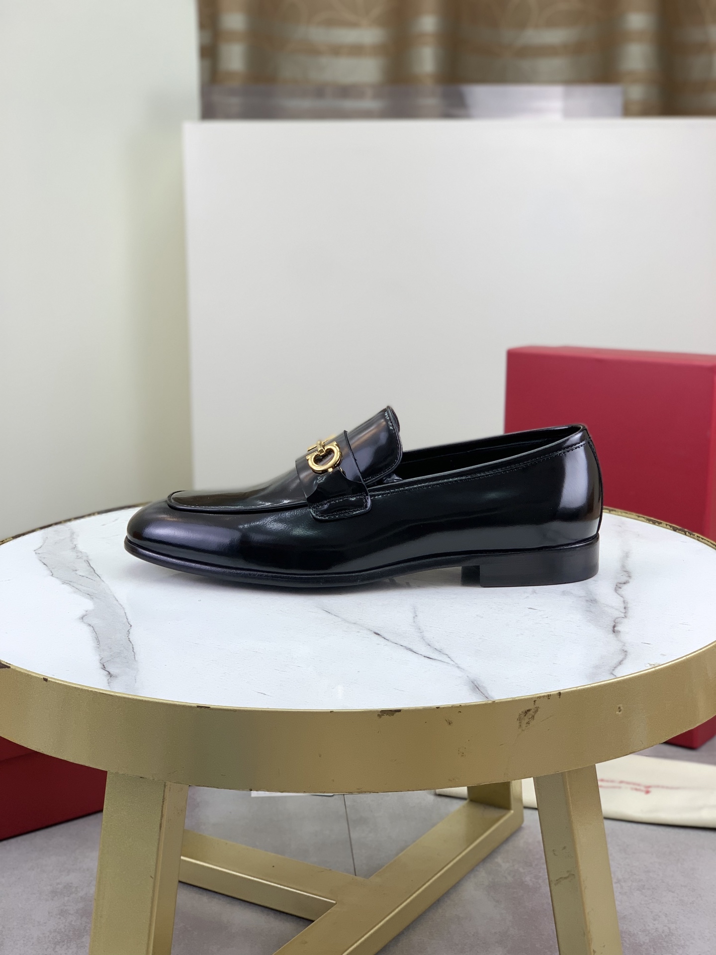NO:347322,Top quality (leather outsole series) [Ferragamo] Ferragamo business formal leather shoes, 1:1 top purchasing quality, the upper is imported selected top calfskin, the inner foot pads are all imported top water dyed cowhide, imported original custom Italian handmade leather outsole, color black Size 39-44 (38 45 can be customized),, ferragamo, ferragamo, cowhide, Leather soles19860909顶级品质（真皮大底系列）【 Ferragamo】菲拉格慕商务正装皮鞋,1:1顶级代购品质,鞋面采用进口精选顶级小牛皮,内里垫脚均用进口顶级水染牛皮,进口原版订制意大利手工真皮大底,颜色黑色 码数39-44（38 45 可以定做）,,ferragamo,ferragamo,cowhide,Leather soles,Men's shoes