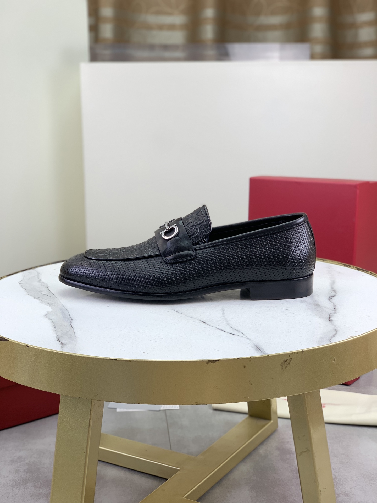 NO:347341,Top quality (leather outsole series) [Ferragamo] Ferragamo business formal leather shoes, 1:1 top purchasing quality, the upper is imported selected top calfskin, the inner foot pads are all imported top water dyed cowhide, imported original custom Italian handmade leather outsole, color black Size 39-45 (38 46 can be customized),, ferragamo, ferragamo, cowhide, Leather soles19860909顶级品质（真皮大底系列）【 Ferragamo】菲拉格慕商务正装皮鞋,1:1顶级代购品质,鞋面采用进口精选顶级小牛皮,内里垫脚均用进口顶级水染牛皮,进口原版订制意大利手工真皮大底,颜色黑色 码数39-45（38 46可以定做）,,ferragamo,ferragamo,cowhide,Leather soles,Men's shoes