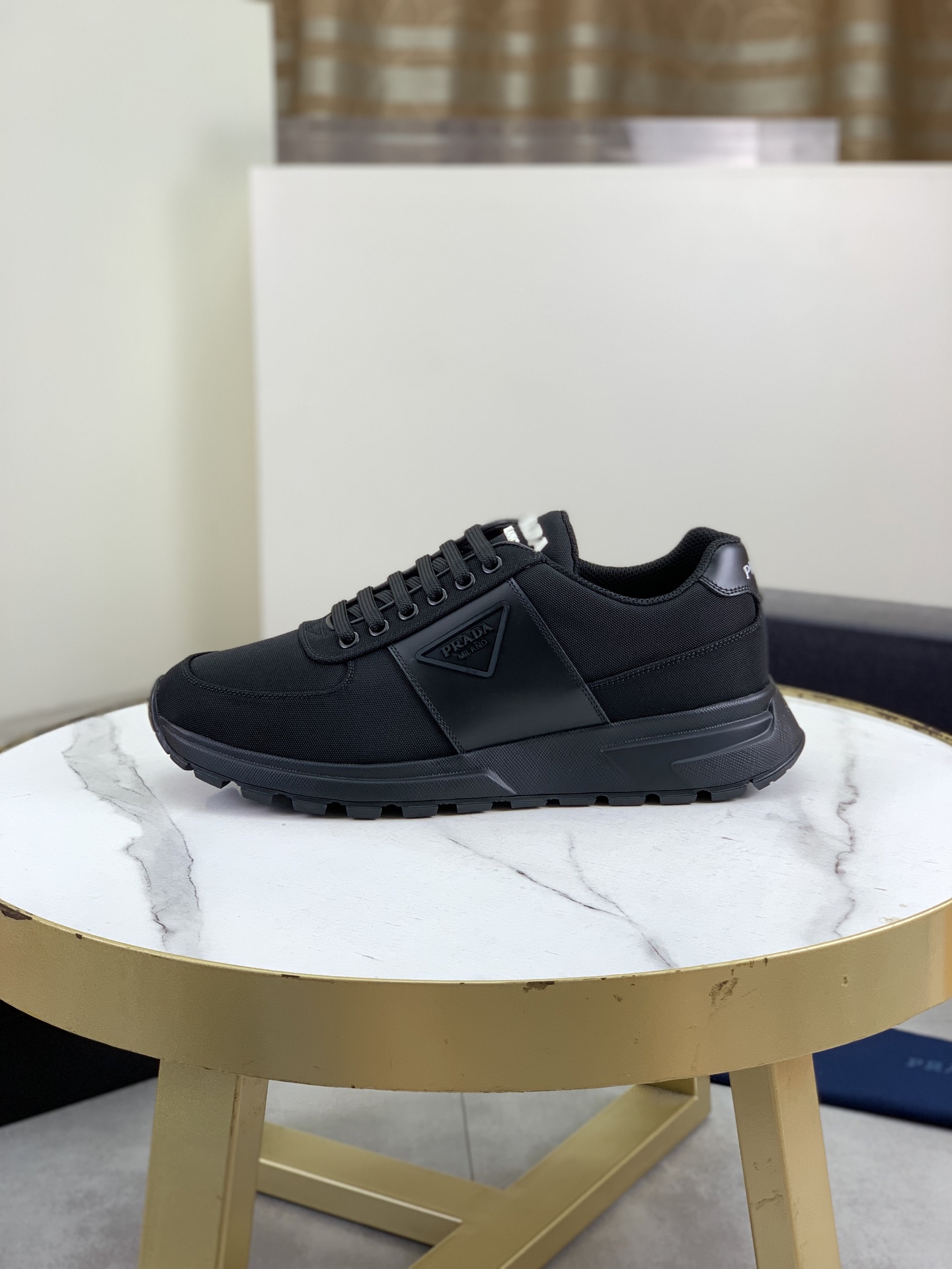 NO:356048,Top version Original list PRADA new casual sneakers Original purchase and development Made products Prada Men's classic series Technology breathable fabric with cowhide Casual sports shoes Casual sports dad shoes combined with high-tech breathable material and cowhide, exclusive button decoration on the side P home The italic design and bright colors show vitality, continuing the brand design inspiration. Walking through the city lightly, feeling unrestrained and comfortable. Delivery counter exquisite packaging The original customized fabric is made of lychee pattern calf leather Inner cowhide Inner cowhide foot pad The large sole open mold to take PU+TPU material The bottom thickness is 3.5CM Size Men's 39-45 (38 46 can be customized) 2 colors available, prada, prada, sneakers, cowhide19860909顶级版本 原单 PRADA 普拉达新款休闲运动鞋 原版购入开发 做货 普拉达家男士经典系列 科技透气面料搭配牛皮 休闲运动鞋 休闲之履运动老爹鞋结合高科技透气材质与牛皮,侧面P家专属纽扣装饰 大底满满P斜体设计和鲜艳色彩展现活力,延续品牌设计灵感.轻盈漫步都市,感受无拘舒适. 配送专柜精美包装 面料原版定制荔枝纹小牛皮 内里牛皮内里牛皮垫脚 大底开模抽空PU+TPU材质 底厚3.5CM Size 男款39-45（38 46可以定做） 2款颜色可选,,prada,prada,sneakers,cowhide,Men's shoes