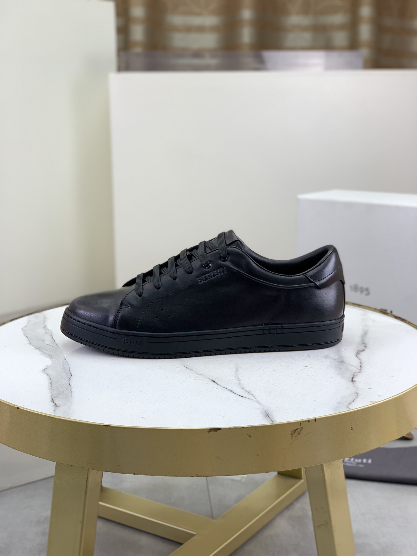 NO:578338,Top version of Berluti men's sports casual shoes. The fabric is made of original cowhide and is hand-changed in color. Strong contrasting tones highlight the lines of the upper. Ming palladium-plated eyelets. Internal padded heel. Original private model TPU rubber outsole. 5 colors available. Size39-45 (38.46 custom-made), casual shoes/sports shoes, sneakers, cowhide19860909顶级版本 Berluti布鲁提男士运动休闲鞋 面料采用原版牛皮纯手工改色｜强烈对比色调突出鞋面线条感｜明镀钯孔眼｜内部衬垫鞋跟｜原版私模TPU橡胶大底 5色可选 Size39-45（38 .46定做）,休闲鞋/运动鞋,sneakers,cowhide,Women's Shoes