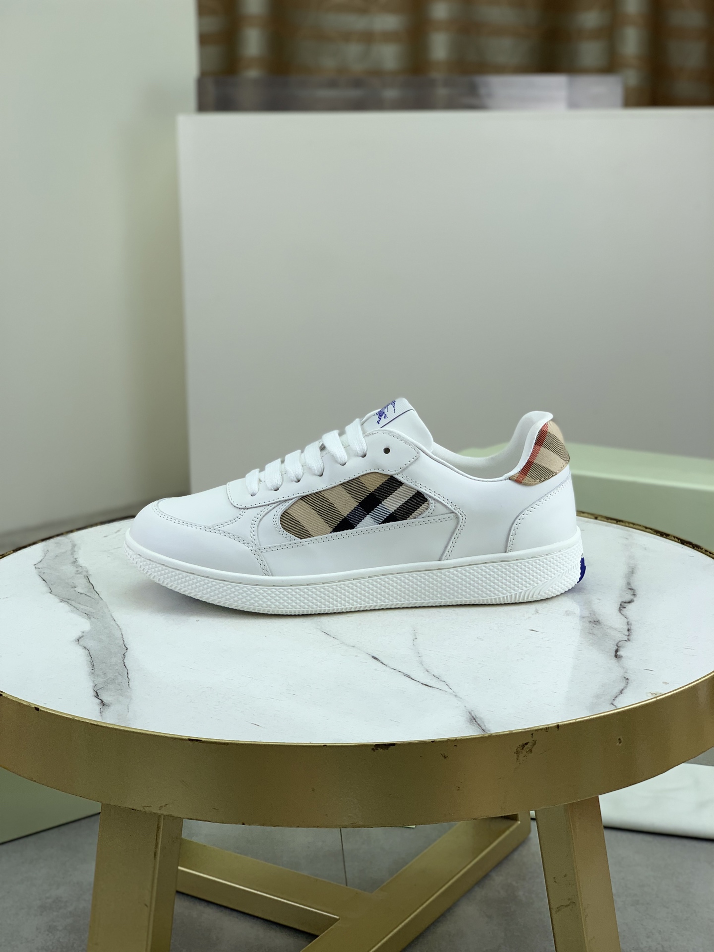 NO:356155,【BURBERRY】Burberry - High-end quality Original single (couple model) - Imported upper original material - Inner lining, inner lining, foot pad; water dyed cowhide - Ultra-light TPR rubber; Two-color molded sole - Ultra-high quality control, fine workmanship highlighted (high-end, noble, grade) -Size 35-46 (male 38 46 women 35 40 can be customized)· Multi-color color selection,,burberry,burberry,cowhide19860909【 BURBERRY】巴宝莉  -高端品质 原单（情侣款） -鞋面进口原版材料 -内里牛皮内里,垫脚；水染牛皮 -大底超轻TPR橡胶; 双色成型大底 -超高品控·做工精细凸显(高端·贵气·档次) -Size 35-46（男38 46 女35 40可订做)· 颜色多色可选,,burberry,burberry,cowhide,Men's shoes