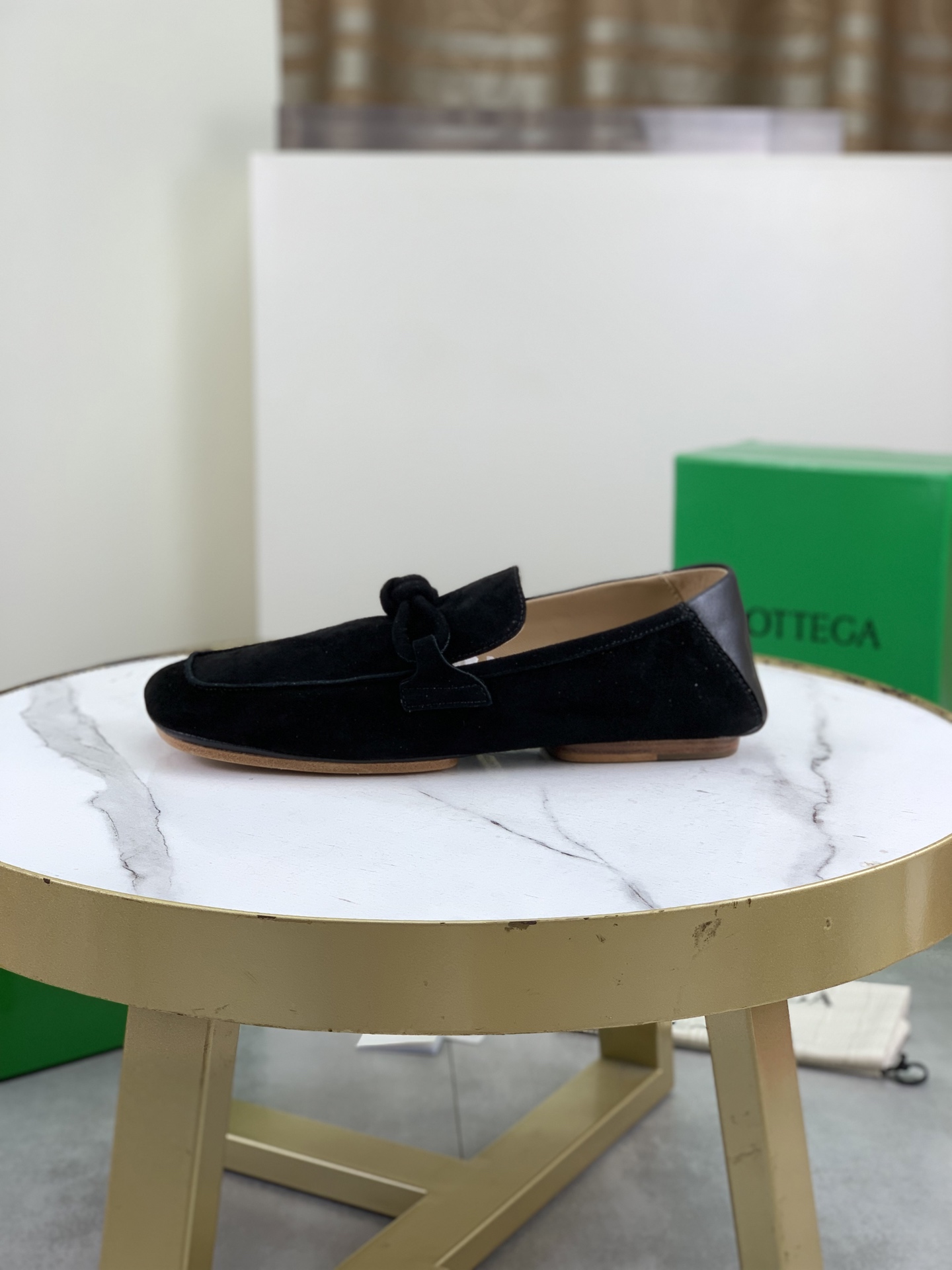 NO:346544,Top quality (leather outsole series) BOTTEGA VENETA official website synchronizes the latest model. The top version of the highest version of the BV business leather shoes in the market, accepts material comparison, shoe shape comparison, craftsmanship comparison, practical and textured, versatile and suitable for any occasion, the more you look, the more flavorful it becomes. Pure hand-woven craftsmanship - upper material, imported original hand-woven calf leather - high-quality water-dye sheepskin in the inner lining - original private mold customized hand-made genuine leather soles - Size women 35-39 (34 40 customized) men 39-44 (38 45 customized) with original BV green box, full package.,, bottega veneta, bottega veneta, cowhide, sheepskin, Leather soles19860909顶级品质（真皮大底系列） BOTTEGA VENETA官网同步最新款 顶级版市场最高版本的BV商务皮鞋, 接受材质对比 鞋型对比 工艺对比 实用又有质感·百搭适用任何场合、越看越有味道.纯手工编织工艺 -鞋面材质,进口原版手工编织小牛皮 -内里优质水染羊皮 -原版私模定制手工真皮大底 -Size女35-39（34 40定做）男39-44（38 45定做） 配原版BV绿盒,全套包装.,,bottega veneta,bottega veneta,cowhide,sheepskin,Leather soles,Men's shoes