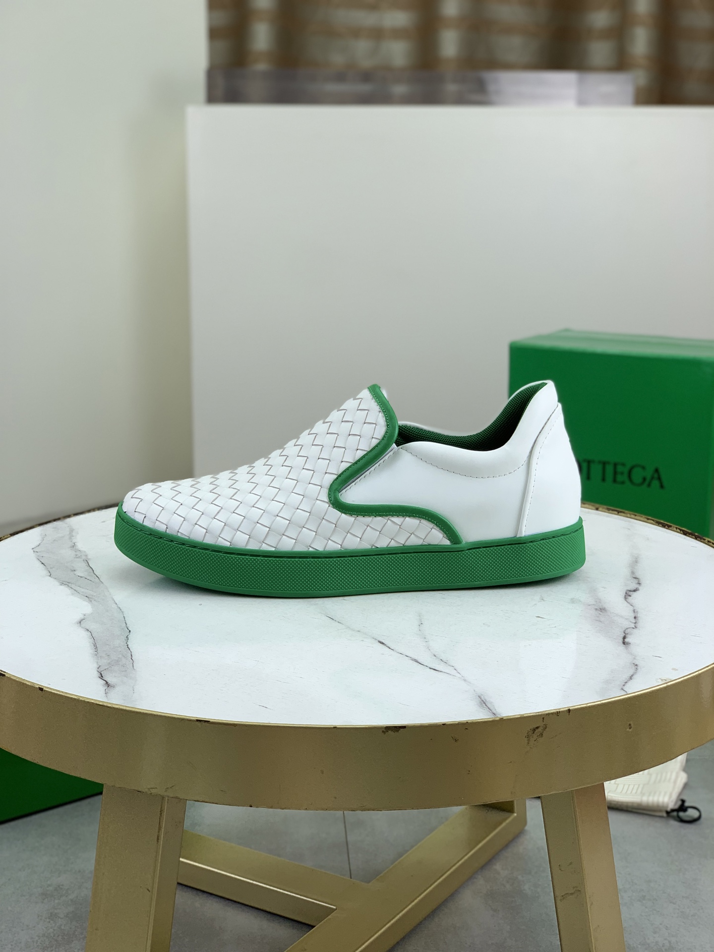 NO:346553,Top quality BOTTEGA VENETA official website synchronizes the latest couples. The top version of the highest version of the BV high-top casual shoes in the market, accepts material comparison, shoe shape comparison, craftsmanship comparison, practical and textured, versatile and suitable for any occasion, the more you look, the more flavorful it becomes. Pure hand-woven crafted craftsmanship - upper material, imported original woven calfskin - high-quality water-dyeed cowhide - original private mold custom sole - Size men 39-44 (38 45 46 custom made) women 35-39 (34 40 41 custom made) with original BV green box, full package.,,bottega veneta,bottega veneta,cowhide19860909顶级品质 BOTTEGA VENETA官网同步情侣最新款 顶级版市场最高版本的BV高帮休闲鞋, 接受材质对比 鞋型对比 工艺对比 实用又有质感·百搭适用任何场合、越看越有味道.纯手工编织工艺 -鞋面材质,进口原版编制小牛皮 -内里优质水染牛皮 -原版私模定制大底 -Size男39-44（38 45 46定做）女35-39（34 40 41定做） 配原版BV绿盒,全套包装.,,bottega veneta,bottega veneta,cowhide,Men's shoes