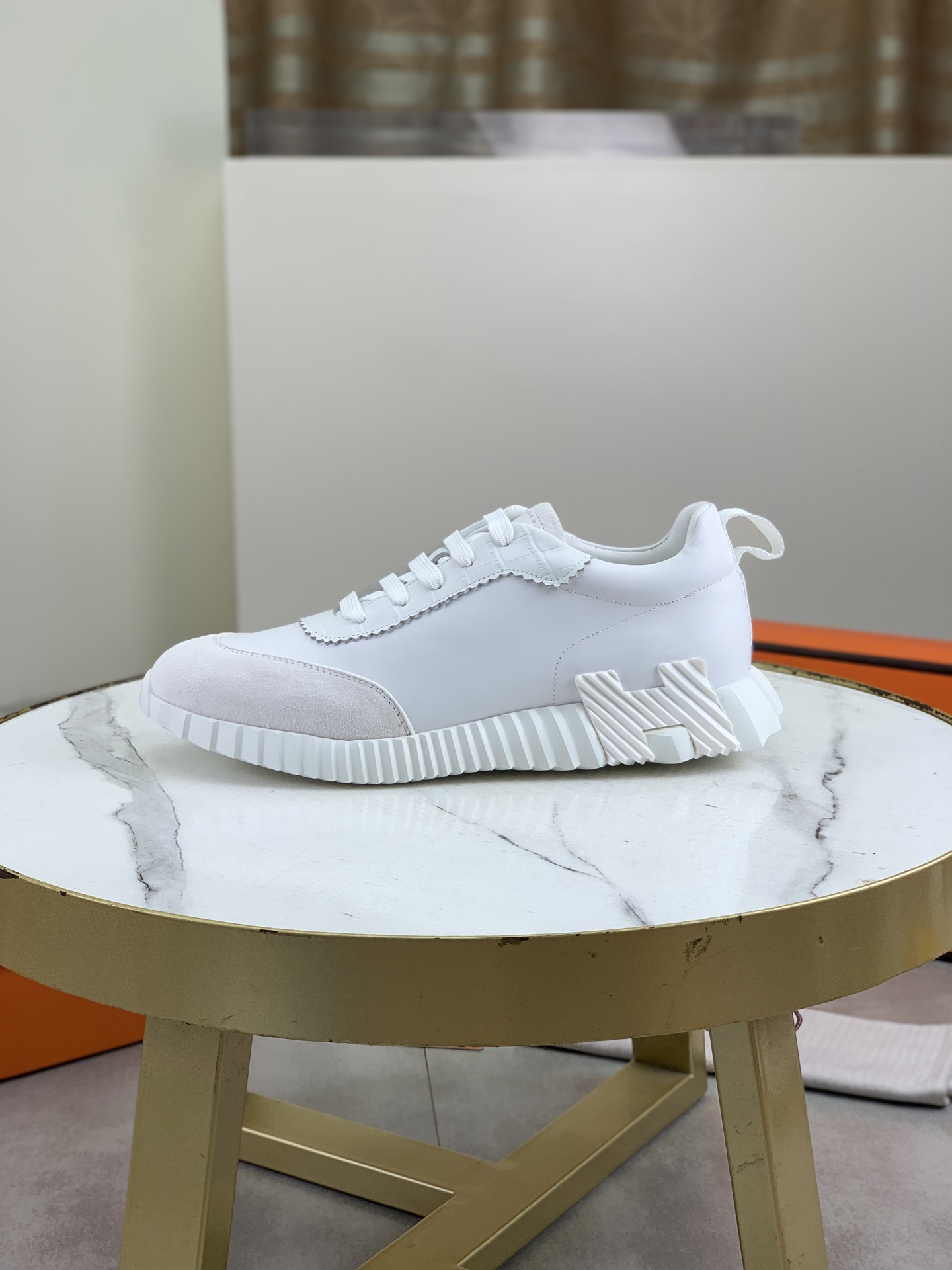 NO:346578,Top version Original list Hermes men's Drift Sneaker New summer casual sneakers Original purchase and development Made goods H family men's classic series Technology breathable fabric with cowhide Casual sports shoes Casual footwear sports dad shoes combined with high-tech breathable material and cowhide, side H family exclusive button decoration The outsole is full of H italic design and bright colors to show vitality, continuing the brand design inspiration. Walking through the city lightly, feeling unrestrained and comfortable. Delivery exquisite packaging Original custom breathable material + top layer cowhide inner cowhide footbed Large sole open mold to PU + TPU material Size 39-44 (38 45 46 47 customized) A variety of colors available Boutique packaging, hermes, hermes, sneakers, cowhide19860909顶级版本 原单 Hermes爱马仕男款 Drift Sneaker 夏季新款休闲运动鞋 原版购入开发 做货 H家男士经典系列 科技透气面料搭配牛皮 休闲运动鞋 休闲之履运动老爹鞋结合高科技透气材质与牛皮,侧面H家专属纽扣装饰 大底满满H斜体设计和鲜艳色彩展现活力,延续品牌设计灵感.轻盈漫步都市,感受无拘舒适. 配送精美包装 面料原版定制透气材质+头层牛皮 内里牛皮垫脚 大底开模抽空PU+TPU材质 Size 39-44（38 45 46 47定做） 多款颜色可选 精品包装,,hermes,hermes,sneakers,cowhide,Men's shoes