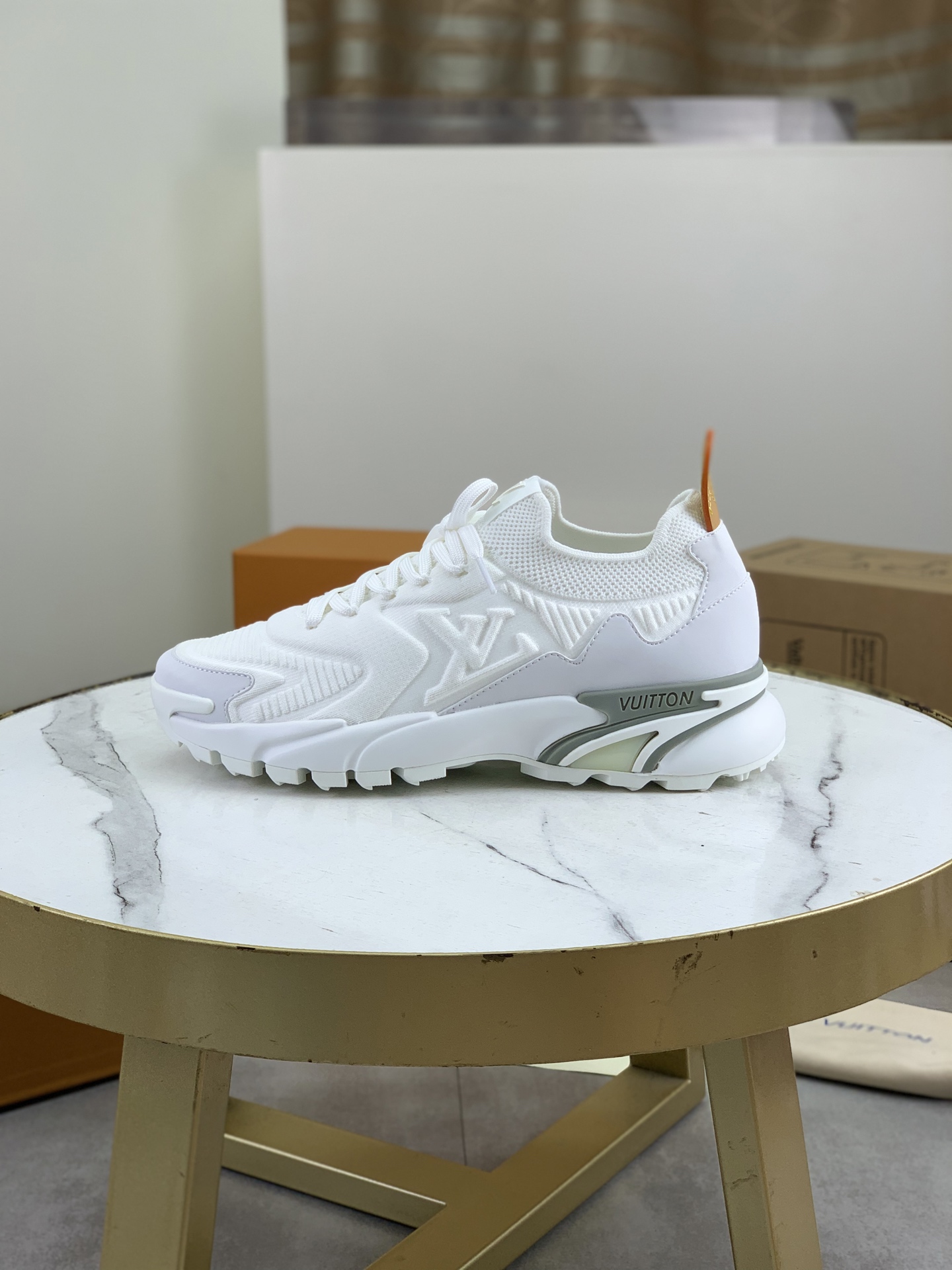 NO:347798,Top version LV Louis Vuitton Ljia Donkey Runner Tatic series Thick sole Casual sports shoes Running shoes Original purchase and development Made this model LV Runner Tatic sports shoes blend flying fabric material, interpreting the inspiration of traditional hiking shoes. LV letters are written on one side, Louis Vuitton logo, light and wear-resistant rubber outsole perfect overall delivery exquisite packaging Fabric: original imported custom flying fabric Inner original customized breathable net Sole original open mold anti-slip rubber combination material Sole thickness 4CM Size: men's model 39-44,,louis vuitton,louis vuitton,louis vuitton,louis vuitton,louis vuitton,louis vuitton,sneakers19860909顶级版本 LV路易威登 L家驴牌Runner Tatic系列 厚底 休闲 运动鞋 跑鞋 原版购入开发 做货 本款 LV Runner Tatic 运动鞋融合飞织面料材质,演绎传统登山鞋的灵感启发.LV 字母抒写于一侧,路易威登标识,轻盈耐磨的橡胶外底完善整体 配送精美包装 面料:原版进口定制飞织面料 内里原版定制透气网里 鞋底原版开模防滑橡胶组合材质 底厚4CM Size:男款39-44,,louis vuitton,louis vuitton,louis vuitton,louis vuitton,sneakers,Men's shoes