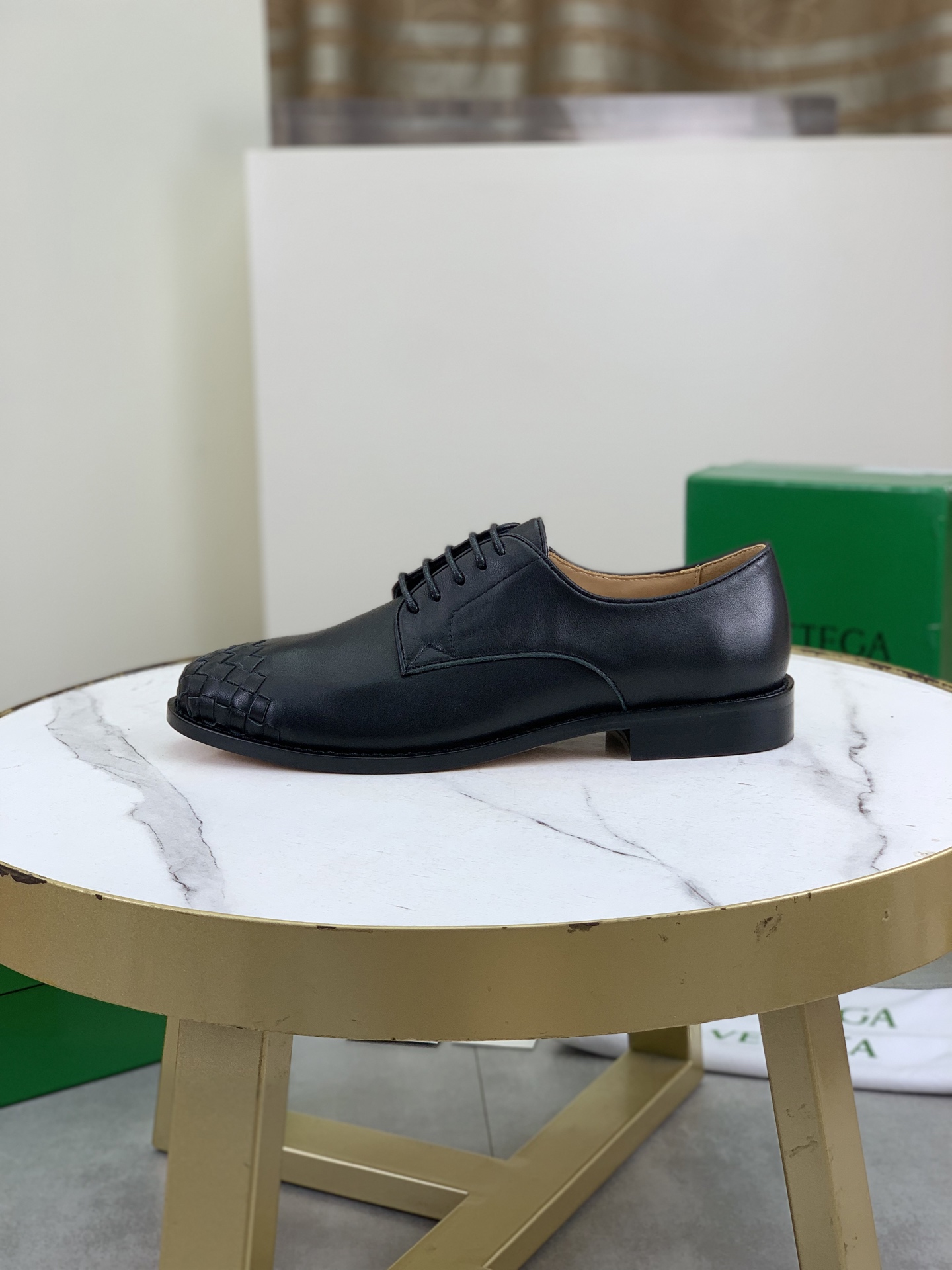 NO:349851,Top quality (leather outsole series) BOTTEGA VENETA official website synchronizes the latest model. The top version of the highest version of the BV business leather shoes in the market, accepts material comparison, shoe shape comparison, craftsmanship comparison, practical and textured, versatile and suitable for any occasion, the more you look, the more flavorful it becomes. Pure hand-woven craftsmanship - upper material, imported original hand-woven calf leather - high-quality water-dyeed cowhide - original private mold customized hand-made leather outsole - Size women 35-39 (34 40 customized) men 39-44 (38 45 customized) with original BV green box, full package.,, bottega veneta, bottega veneta, cowhide, Leather soles19860909顶级品质（真皮大底系列） BOTTEGA VENETA官网同步最新款 顶级版市场最高版本的BV商务皮鞋, 接受材质对比 鞋型对比 工艺对比 实用又有质感·百搭适用任何场合、越看越有味道.纯手工编织工艺 -鞋面材质,进口原版手工编织小牛皮 -内里优质水染牛皮 -原版私模定制手工真皮大底 -Size女35-39（34 40定做）男39-44（38 45定做） 配原版BV绿盒,全套包装.,,bottega veneta,bottega veneta,cowhide,Leather soles,Men's shoes