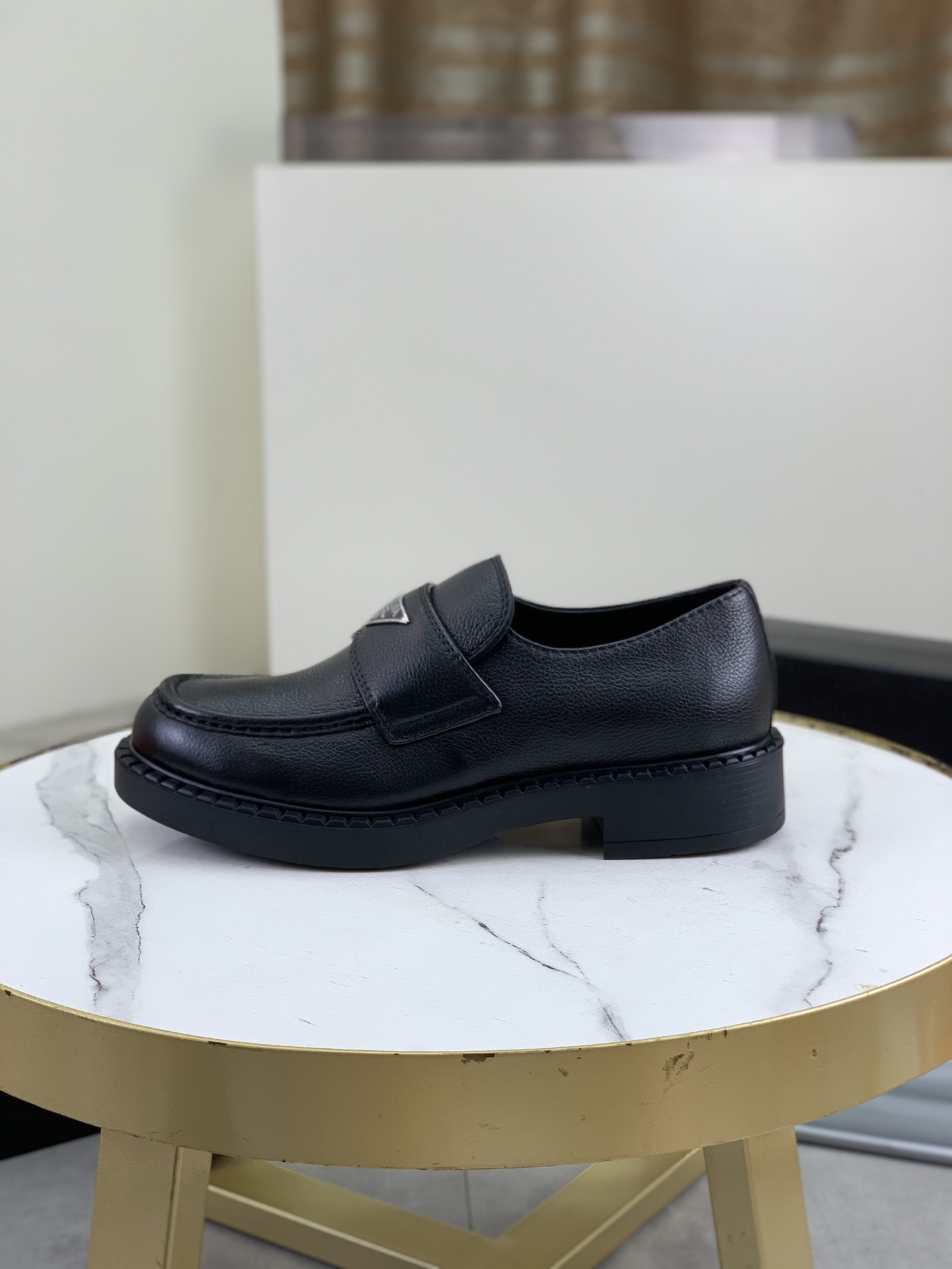 NO:349874,Original single quality, top version PRADA - Prada. Men's business and casual leather shoes, top cow goods. 1:1 shipment is luxurious and noble, all of which are imported original top layer delicate reverse cow leather, just to create a more comfortable wearing experience, the upper is comfortable to open the edge beads and polish the color calf leather, top imported water dye all cow lily, original high-end lightweight and comfortable TPU combination bottom number 39-44 (38 45 can be customized), prada, cowhide19860909原单品质,顶级版本 ＰＲＡＤＡ——普拉达.男士商务休闲皮鞋,顶级牛货.1:1出货奢华尊贵、全部采用进口原版头层细腻反毛牛皮,只为打造更为舒适的穿着体验,鞋面原版舒适开边珠擦色小牛皮顶级进口水染全牛里,原版高端轻便舒适TPU组合底码数39-44（38 45 可以定做）,,prada,cowhide,Men's shoes