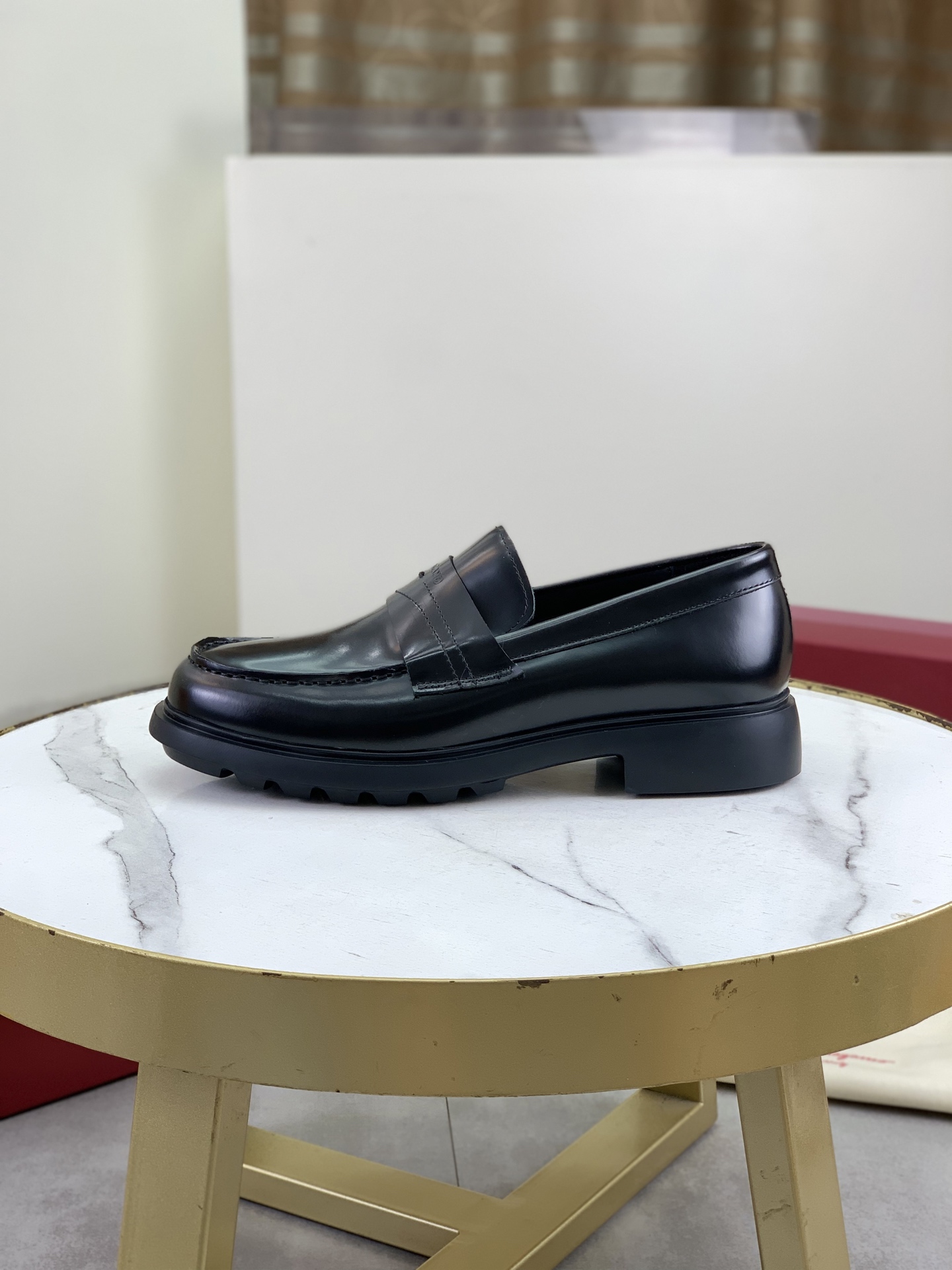 NO:532878,Top quality [Salvatore Ferragamo] Ferragamo business leather shoes, 1:1 top quality purchasing agent, imported upper selected original beaded calfskin, inner foot pads are all imported original water dyed cowhide, imported original custom Italian handmade lightweight foamed sole, size 39-45 (38 46 can be customized),, louis vuitton, ferragamo, ferragamo, cowhide19860909顶级品质【Salvatore Ferragamo】菲拉格慕商务皮鞋,1:1顶级代购品质,鞋面进口精选原版开边珠小牛皮,内里垫脚均用进口原版水染牛皮,进口原版订制意大利手工轻便发泡大底,码数39-45（38 46可以定做）,,louis vuitton,ferragamo,ferragamo,cowhide,Men's shoes