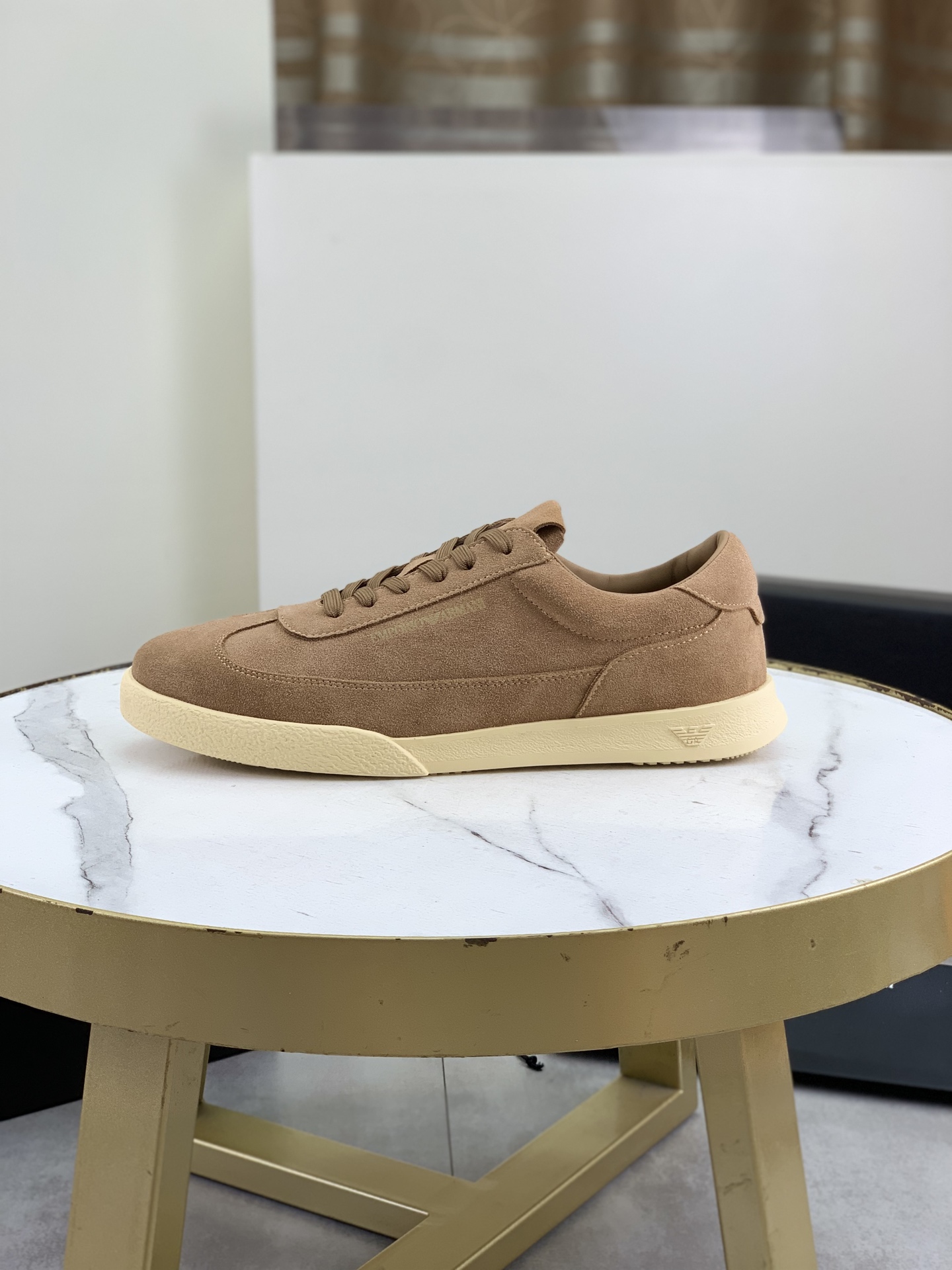 NO:541883,The latest model Armani casual shoes top version Original quality purchasing level After years of accumulation, the original version took more than 3 months to dismantle and develop, and it was finally released!  The ruthless goods are worth looking forward to!  All seasons, fashionable, personalized, unique. Welcome to the picture for consultation. Outsole: the latest original high-end sole. Upper: imported original matte cowhide splicing. Inner: original cowhide inner lining. Flourishing: original A-grade imported cowhide with original materials. Authentic packaging for counter. Number of codes: 39-44 (45 customized),,armani,cowhide19860909最新款 阿玛尼 休闲鞋 顶级版本 原单品质代购级别 多年的积累,原版拆解耗时3个多月研究开发,终于面世！狠货值得期待！ 四季百搭 时尚 个性 与众不同 欢迎来图咨询 大底:最新原版高端大底 鞋面:进口原版磨砂牛皮拼接 内里:原版牛皮内里 垫脚:原版A级进口牛皮配原版材料 专柜正品全套包装 码数:39-44（45定做）,,armani,cowhide,Men's shoes