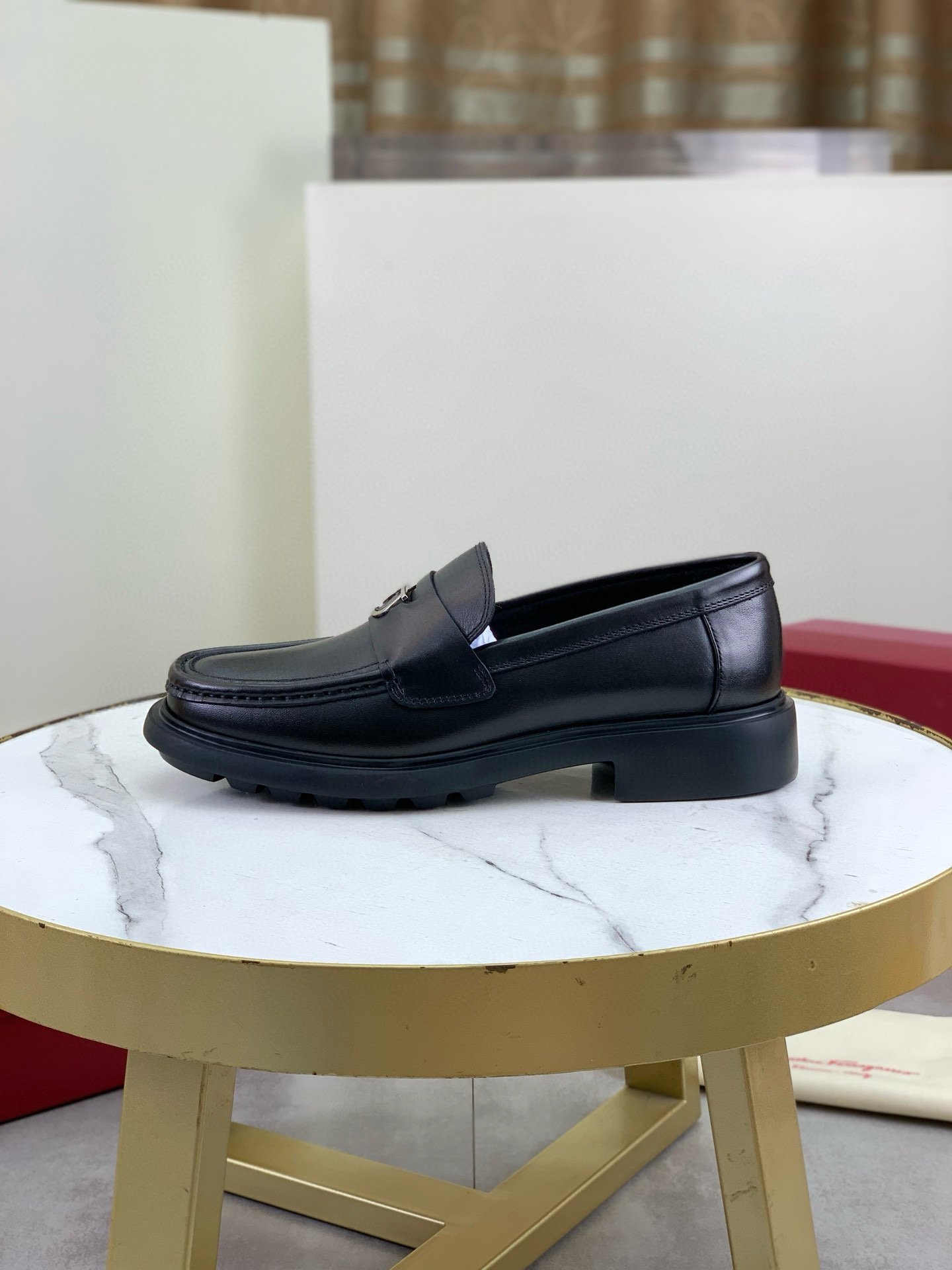 NO:556397,Top quality [Salvatore Ferragamo] Ferragamo business leather shoes, 1:1 top purchasing quality, the upper is imported from selected original open-edge beaded calfskin, the inner feet are made from imported original water-dyed cowhide, the imported original customized Italian handmade lightweight foam outsole, code number 39-45 (38 46 can be customized),, louis vuitton, ferragamo, ferragamo, cowhide19860909顶级品质【Salvatore Ferragamo】菲拉格慕商务皮鞋,1:1顶级代购品质,鞋面进口精选原版开边珠小牛皮,内里垫脚均用进口原版水染牛皮,进口原版订制意大利手工轻便发泡大底,码数39-45（38 46可以定做）,,louis vuitton,ferragamo,ferragamo,cowhide,Men's shoes