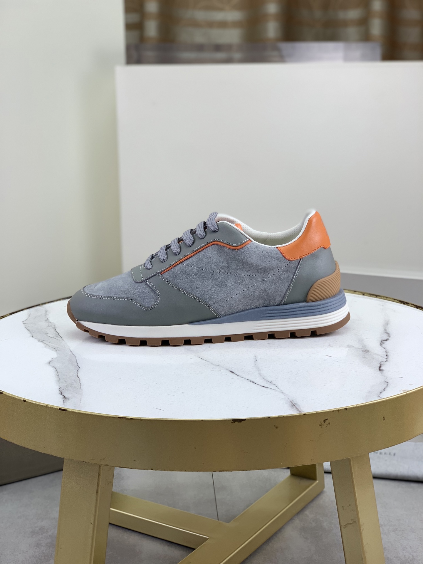 NO:556668,BC new product Brunello Cucinelli BC spring and summer new men's casual shoes ZG are on sale at the same time | This season's exquisitely colored breeches rubber-soled shoes use soft upper materials and velvety suede heels to create a casual and versatile style | Lightweight rubber soles bring a more comfortable and flexible wearing feel to the shoes | Upper imported cowhide material | Leather lining | Detachable insole rubber sole Size39-44 (45 custom-made)  Various colors available Original packaging, brunello cucinelli, cowhide, chamois leather19860909BC新品 Brunello Cucinelli BC春夏新款男士休闲鞋ZG同步发售｜这款本季精美色彩的马裤呢胶底鞋以柔软鞋面材料和绒质感麂皮鞋后跟演绎休闲百搭风格｜轻盈的橡胶鞋底为鞋子带来了更舒适、灵活的穿着感｜鞋面进口牛皮材质｜皮革里布｜可抽出的鞋垫橡胶鞋底 Size39-44 (45定做) 颜色多款颜色可选 原版包装,,brunello cucinelli,cowhide,chamois leather,Men's shoes