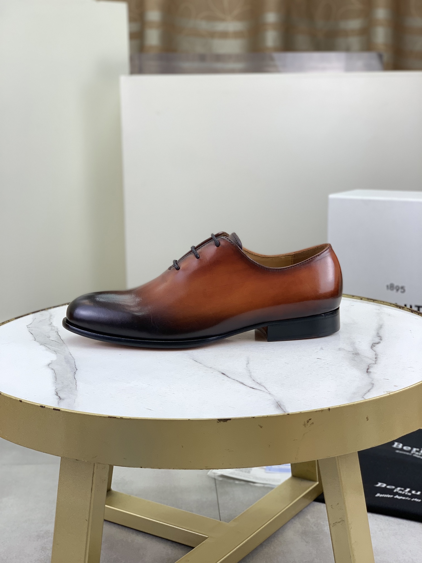 NO:558330,Berluti/Bruti (genuine leather outsole series) 2025 new leather shoes are here. Imported cowhide material is made of pure hand-made repeated rubbing and color changes. The inner foot pads are made of imported selected calfskin. The brand logo is two-color. Genuine leather outsole. The distinctive stitching on the sole echoes the color of the heel. Fashionable and comfortable. Perfect interpretation of fashion. Sunshine and stylish. Suitable for various occasions. Fully original packaging. Good for you to keep.  Size39-45 (38.46 can be customized),,cowhide,Leather soles19860909Berluti/布鲁提（真皮大底系列）2025新款皮鞋来袭 进口牛皮材质纯手工重复擦色改色制成 内里垫脚进口精选小牛皮制作 品牌logo双色 真皮 大底 鞋底鲜明的嵌线与鞋跟颜色相呼应 时髦又舒适 完美诠释了时尚 阳光 有型 适合各种场合 全原包装 自留佳品. Size39-45（38.46可定做）,,cowhide,Leather soles,Men's shoes