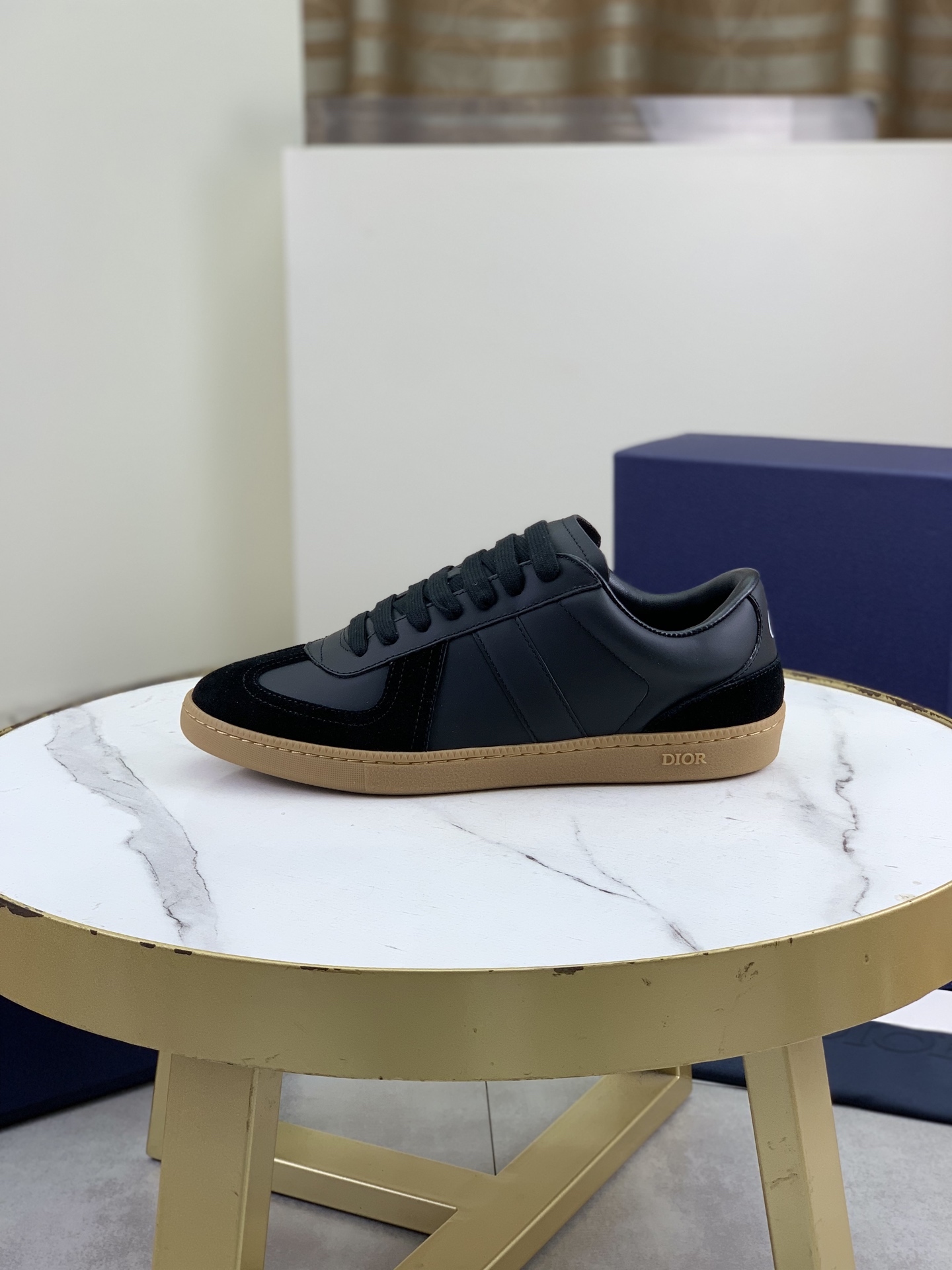 NO:589714,Top version Dior Dior B01 moral training shoes top version!  !  !  White top-grain cowhide, fully oiled upper, TPU original molded outsole. This sneaker is a new product in the 2025 autumn series, marking the return of Dior's classic style, reinterpreted with a fashionable and elegant silhouette. It is carefully made of white smooth top-grain cowhide, with a silk sheepskin lining of the same color. The tongue and inner side are decorated with the Dior logo, and the heel is decorated with the CD Icon logo. Paired with the same-color Tpu non-slip sole, it can be matched with various styles to create a refined look.  Size 39-45, complete package, dior, dior, sneakers, cowhide, sheepskin19860909顶级版本 迪奥Dior B01德训鞋顶级版本！！！ 白色头层牛皮,鞋面全油边,TPU原版成型大底. 这款运动鞋是2025秋季系列新品,标志着Dior经典款式的回归,以时尚优雅的廓形重新诠释.采用白色光滑头层牛皮精心制作,搭配同色系丝绸羊皮内里,鞋舌和内部侧面饰以Dior标志,鞋后跟饰以CD Icon标志.搭配同色系Tpu防滑鞋底,可与各式造型搭配,打造精致造型. 码数39-45 全套包装,,dior,dior,sneakers,cowhide,sheepskin,Men's shoes
