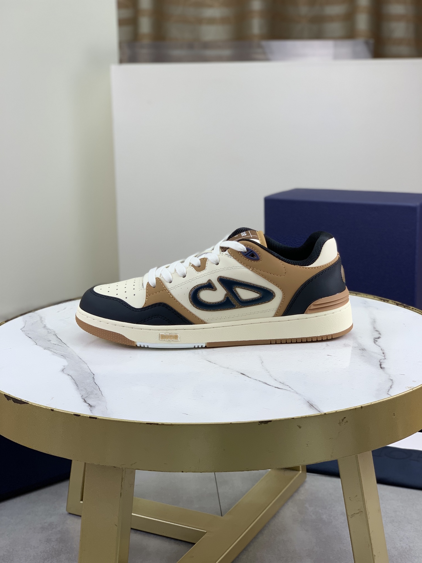 NO:589722,Low-top series Top quality Dior's latest B57 low-top series original couple's mid-top sports shoes Top-end version Purchasing quality Original development Dior spring and autumn new B57 low-top couples' sports shoes are new products in the series, (Dior) B57 low-top sports shoes, original purchase Early spring new presbyopic sports shoes A sought-after model by major celebrities and Internet celebrities The upper-foot effect is very nice B57 sports shoes made by Italian craftsmen  The distinct layers show a modern and elegant style with a unique three-dimensional effect, comparable to Dior  Icon'-shaped shoelace eyelets are clever and exquisite, and the two-color rubber sole, rear collar and heel are all equipped with the brand's iconic details to enhance the style. The ankle is equipped with Oblique printed laces, which can adjust the fit and complement the overall design. Fashionable and versatile, it can add luster to various looks. Imported silk cowhide stitching with CD embroidery printing; 5-color TPU outsole Size: Women's 36-40  Men's size 38-46 (men's sizes 38, 45 and 46 are custom-made, non-returnable and non-exchangeable), dior, dior, sneakers, cowhide19860909低帮系列 顶级品质迪奥最新款B57低帮系列原单情侣款中帮运动板鞋 顶级高端版本 代购品质 原版开发 迪奥春秋新款B57低帮 情侣款运动鞋是该系列新品,（Dior）B57低帮运动鞋,原版购入 早春新款老花运动板鞋 各大明星网红追捧的一款 上脚效果非常nice 由意大利工匠打造的B57运动板鞋 层次分明以别一格的立体效果展现摩登优雅格调,媲美Dior x AJ1,经典老花刺绣元素 目前全网断货 专柜原版1:1套楦 完美鞋型. Dior的经典款式.采用黑色光滑牛皮革精心制作,侧面饰以米色和黑色 Oblique 印花镶片.“CD Icon”造型的鞋带孔眼巧妙精致,双色橡胶鞋底、后侧鞋口和鞋跟处均带有品牌标志性细节,提升格调.脚踝处搭配 Oblique 印花系带,可调节贴合度,与整体设计相得益彰.时尚百搭,可为各式造型增光添彩.  进口丝绸牛皮拼接CD刺绣印花；5色选 TPU大底 码数:女款36-40 男款38-46（男38、45、46码订做,不退不换）,,dior,dior,sneakers,cowhide,Men's shoes