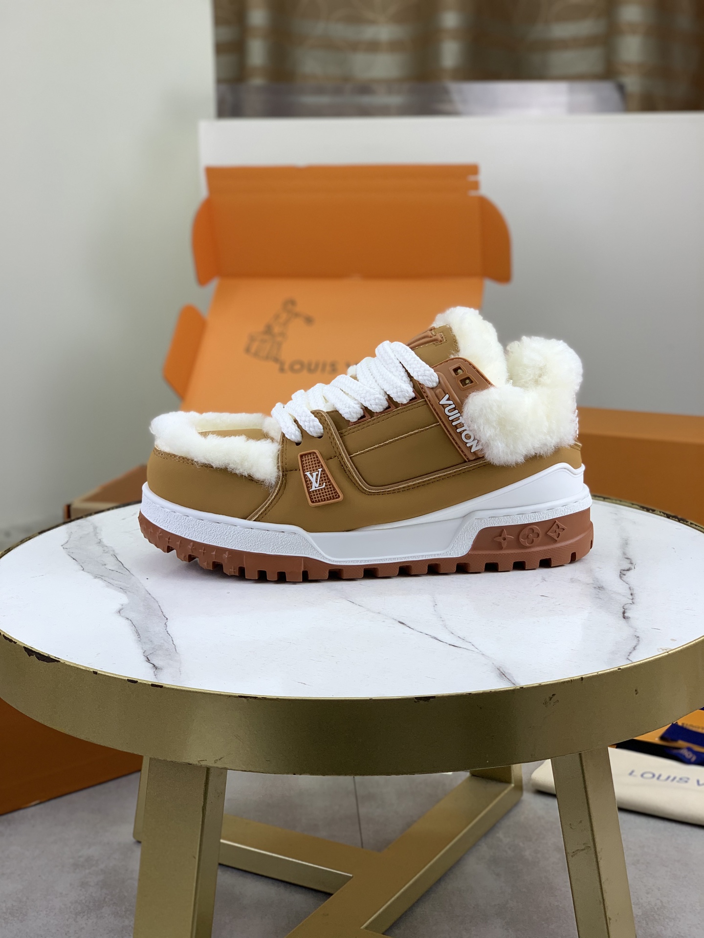 NO:589760,Real wool lining, top version of LV donkey brand L family catwalk model, fat trainer, bread shoes, skate shoes, casual couple model, sports shoes, DIY beaded Louis vuitton, Louis Vuitton men's spring and summer catwalk model, this pair of 'fat' Trainer is so eye-catching!  Three-dimensional and full color shoe body, with contrasting letters and logos on the shoelaces, the whole shoe looks like it is made of plasticine, full of childlike innocence between trendy and cool. Exquisite packaging fabrics at the delivery counter: original custom imported first-layer cowhide lining: original custom-made breathable mesh outsole: original molded TPU combination outsole sole thickness: 3.5CM size: female 35-40, male 38-46, louis vuitton, louis  vuitton,louis vuitton,louis vuitton,louis vuitton,sneakers,cowhide19860909真羊毛内里 顶级版本LV驴牌L家走秀款 胖Trainer 面包鞋 滑板鞋 休闲 情侣款 运动鞋 DIY串珠Louis vuitton 路易威登男装春夏走秀款,这双“变胖”了的Trainer好受瞩目！立体饱满的彩色鞋身,搭配鞋带上的撞色字母和Logo,整只鞋看起来好像橡皮泥捏的一样,在潮酷之间充满了童心配送专柜精美包装面料: 原版定制进口头层牛皮内里: 原版定制透气网里大底: 原版开模TPU组合大底底厚: 3.5CMsize: 女35-40 男38-46,,louis vuitton,louis vuitton,louis vuitton,louis vuitton,louis vuitton,sneakers,cowhide,Men's shoes