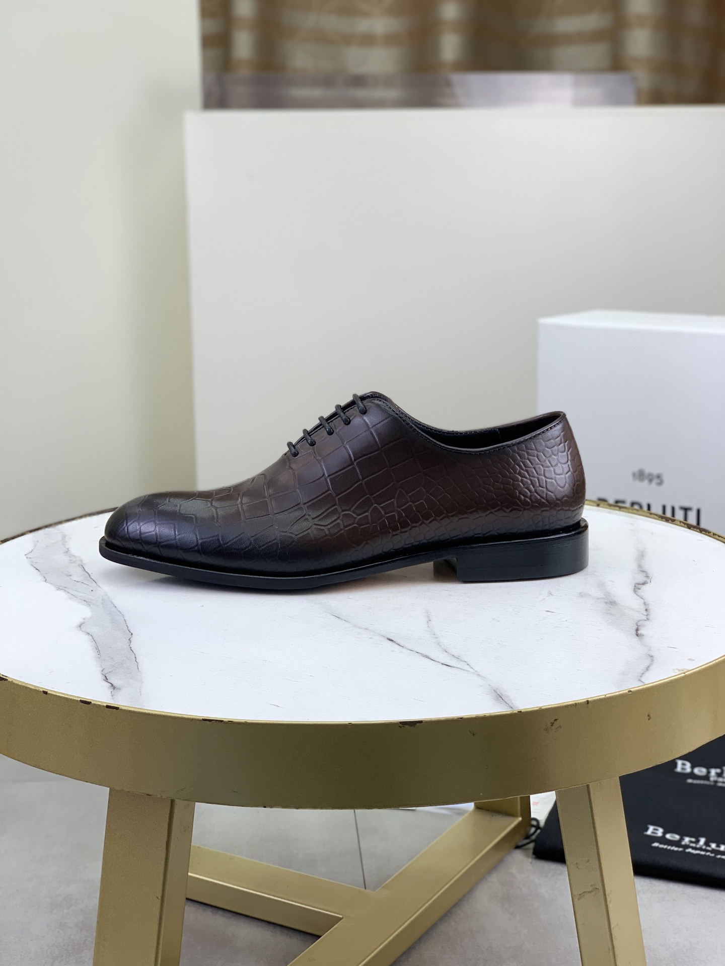 NO:604173,Berluti/Bruti (genuine leather outsole series) 2025 new leather shoes are here. Imported cowhide material is made of pure hand-made repeated rubbing and color changes. The inner foot pads are made of imported selected calfskin. The brand logo is two-color. Genuine leather outsole. The distinctive stitching on the sole echoes the color of the heel. Fashionable and comfortable. Perfect interpretation of fashion. Sunshine and stylish. Suitable for various occasions. Fully original packaging. Good for you to keep.  Size39-45 (46 can be customized),,cowhide,Leather soles19860909Berluti/布鲁提（真皮大底系列）2025新款皮鞋来袭 进口牛皮材质纯手工重复擦色改色制成 内里垫脚进口精选小牛皮制作 品牌logo双色 真皮 大底 鞋底鲜明的嵌线与鞋跟颜色相呼应 时髦又舒适 完美诠释了时尚 阳光 有型 适合各种场合 全原包装 自留佳品. Size39-45（46可定做）,,cowhide,Leather soles,Men's shoes