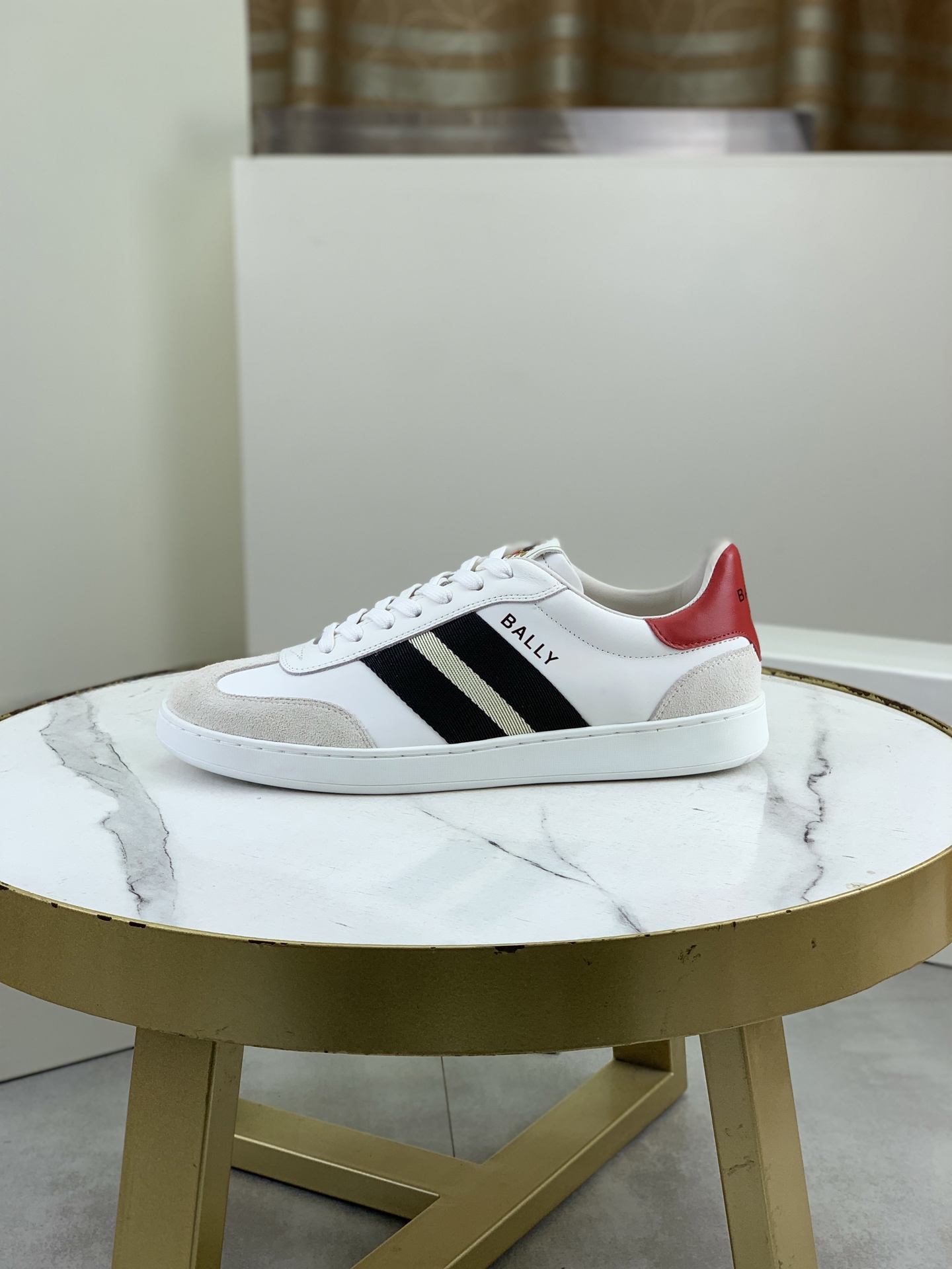 NO:604427,Top version original order (goods from Dongguan) BALLY new casual sports shoes purchased and developed by original Bally men's classic series technical breathable fabrics with cowhide casual sports shoes Casual sports dad shoes combine high-tech breathable materials and cowhide, B's exclusive red and white webbing decoration on the sides The outsole is full of P italic design and bright colors show vitality and continue the brand design inspiration. Walking lightly in the city, feel unrestrained and comfortable. Beautiful packaging at the delivery counter  The fabric is original and customized, high-end selected calfskin. The lining is luxurious and original cowhide lining. The outsole is made of PU+TPU material. The bottom thickness is 3.5CM. Size Men's 39-44 (38 45 can be customized). 3 colors available, bally, sneakers, cowhide19860909顶级版本 原单（东莞货） BALLY 巴利新款休闲运动鞋 原版购入开发 做货 巴利家男士经典系列 科技透气面料搭配牛皮 休闲运动鞋 休闲之履运动老爹鞋结合高科技透气材质与牛皮,侧面B家专属红白织带装饰 大底满满P斜体设计和鲜艳色彩展现活力,延续品牌设计灵感.轻盈漫步都市,感受无拘舒适. 配送专柜精美包装 面料原版定制高端精选小牛皮 内里奢华原版内里牛皮垫脚 大底开模抽空PU+TPU材质 底厚3.5CM Size 男款39-44（38 45可以定做） 3款款颜色可选,,bally,sneakers,cowhide,Men's shoes