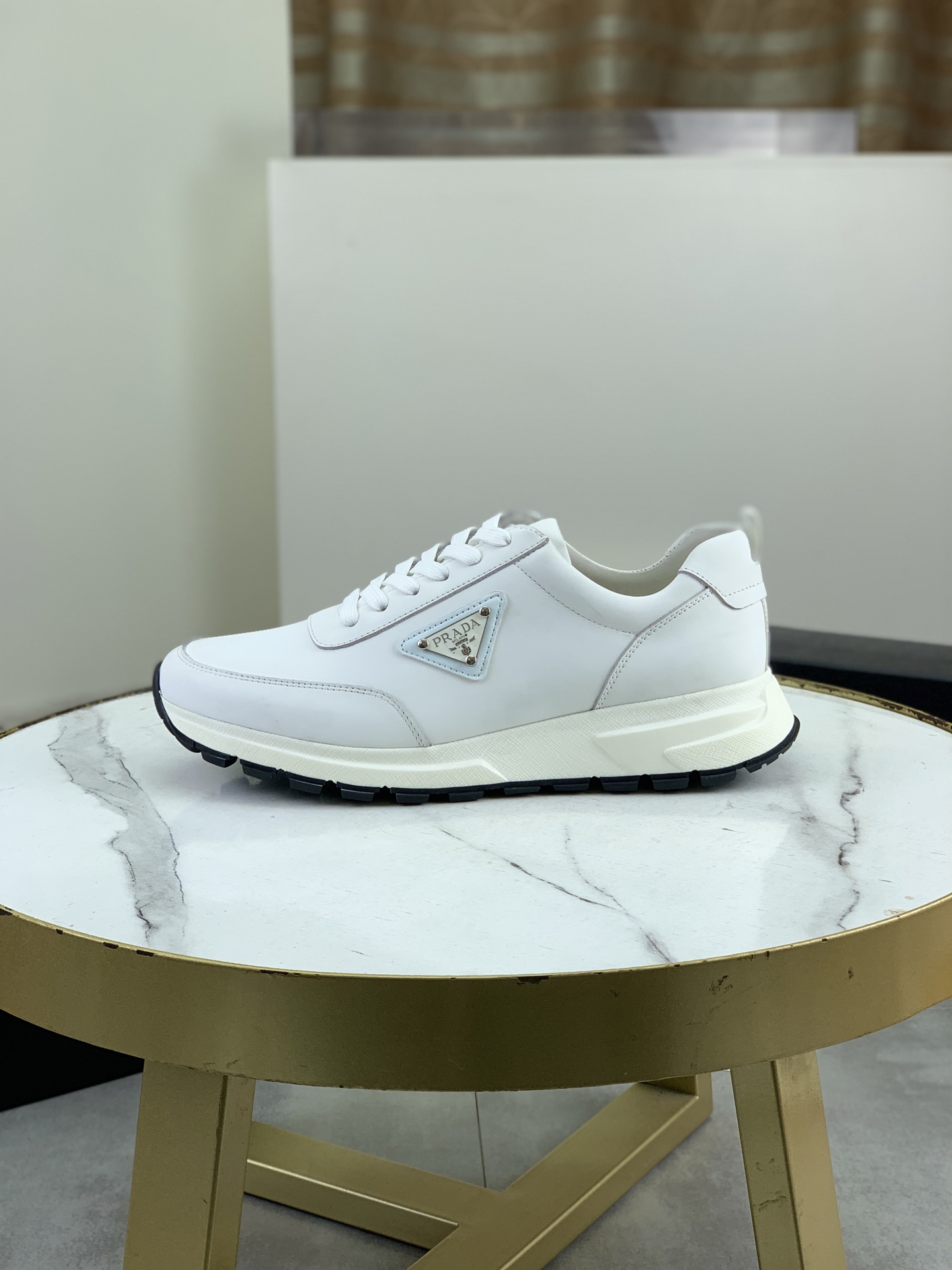 NO:605164,(Dongguan goods) Original order PRADA Prada's new casual sports shoes. Original purchase and development. Prada men's classic series. Technical breathable fabrics with cowhide. Casual sports shoes. Casual sports dad shoes combine high-tech breathable materials with cowhide. P's exclusive button decoration on the side. The outsole is full of P italic design and bright colors to show vitality and continue the brand design inspiration. Walk lightly in the city and feel free and comfortable. Exquisite packaging at the delivery counter. Fabric original custom pebbled calfskin.  Lined with cowhide, lining with cowhide feet, outsole made of PU+TPU material, bottom thickness 3.5CM, men's size 39-44, multiple colors available, prada, prada, sneakers, cowhide19860909（东莞货）原单 PRADA 普拉达新款休闲运动鞋 原版购入开发 做货 普拉达家男士经典系列 科技透气面料搭配牛皮 休闲运动鞋 休闲之履运动老爹鞋结合高科技透气材质与牛皮,侧面P家专属纽扣装饰 大底满满P斜体设计和鲜艳色彩展现活力,延续品牌设计灵感.轻盈漫步都市,感受无拘舒适. 配送专柜精美包装 面料原版定制荔枝纹小牛皮 内里牛皮内里牛皮垫脚 大底开模抽空PU+TPU材质 底厚3.5CM Size 男款39-44 多款颜色可选,,prada,prada,sneakers,cowhide,Men's shoes