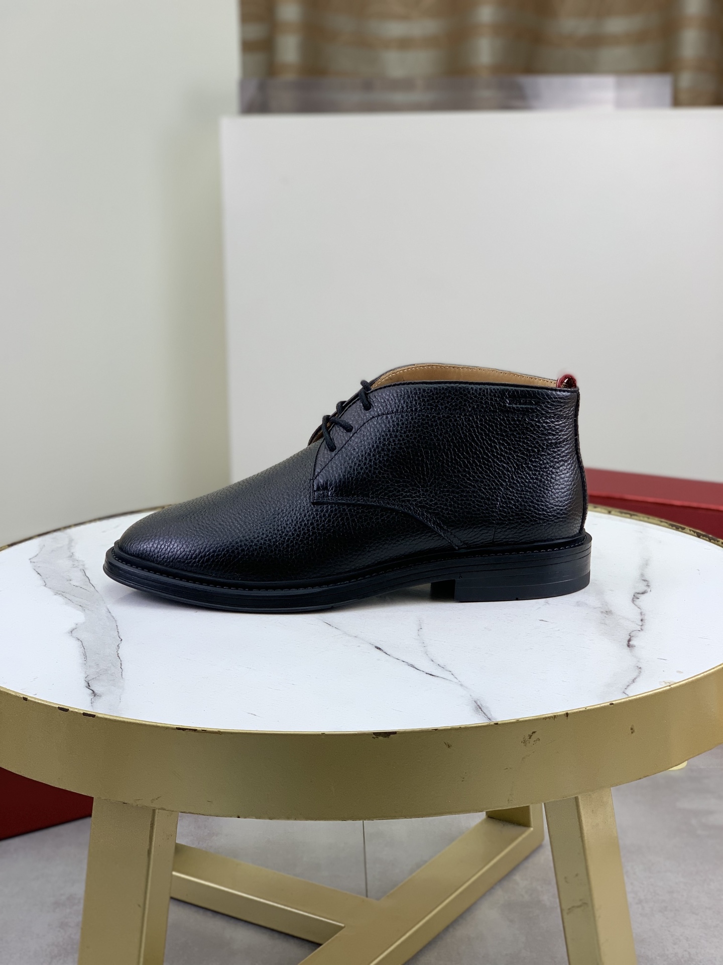 NO:605168,Top version original order (goods from Dongguan) BALLY new high-top boots purchased and developed from the original version Bally men's classic series technical breathable fabrics with cowhide casual sports shoes Casual sports dad shoes combine high-tech breathable materials and cowhide, B's exclusive red and white webbing decoration on the sides The outsole is full of P italic design and bright colors show vitality and continue the brand design inspiration. Walking lightly in the city, feel unrestrained and comfortable. Beautiful packaging at the delivery counter  Fabric original custom-made high-end selected calfskin, luxurious original cowhide lining cowhide feet, outsole genuine leather outsole, bottom thickness 3.5CM19860909顶级版本 原单（东莞货） BALLY 巴利新款高帮靴子 原版购入开发 做货 巴利家男士经典系列 科技透气面料搭配牛皮 休闲运动鞋 休闲之履运动老爹鞋结合高科技透气材质与牛皮,侧面B家专属红白织带装饰 大底满满P斜体设计和鲜艳色彩展现活力,延续品牌设计灵感.轻盈漫步都市,感受无拘舒适. 配送专柜精美包装 面料原版定制高端精选小牛皮 内里奢华原版牛皮内里牛皮垫脚 大底真皮大底 底厚3.5CM Size 男款39-44（38 45可以定做） 3款款颜色可选,,bally,boots,sneakers,cowhide,Leather soles,Men's shoes